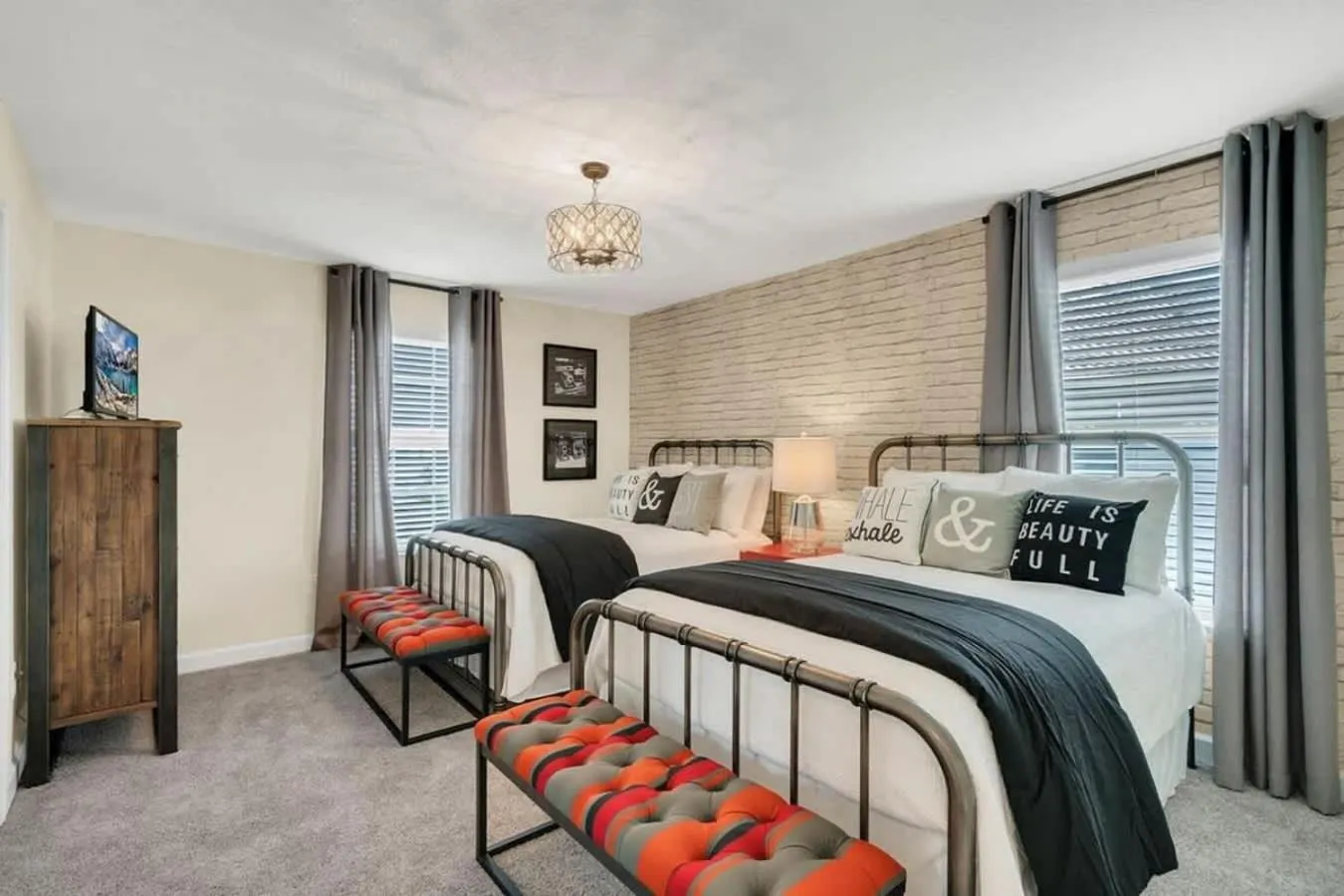 Bed in Five Bedrooms Single Family 4759