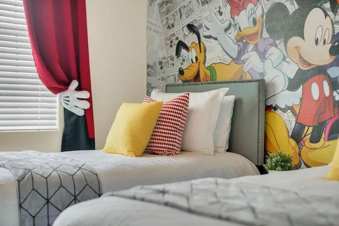 Bed in Five Bedrooms Single Family 4759