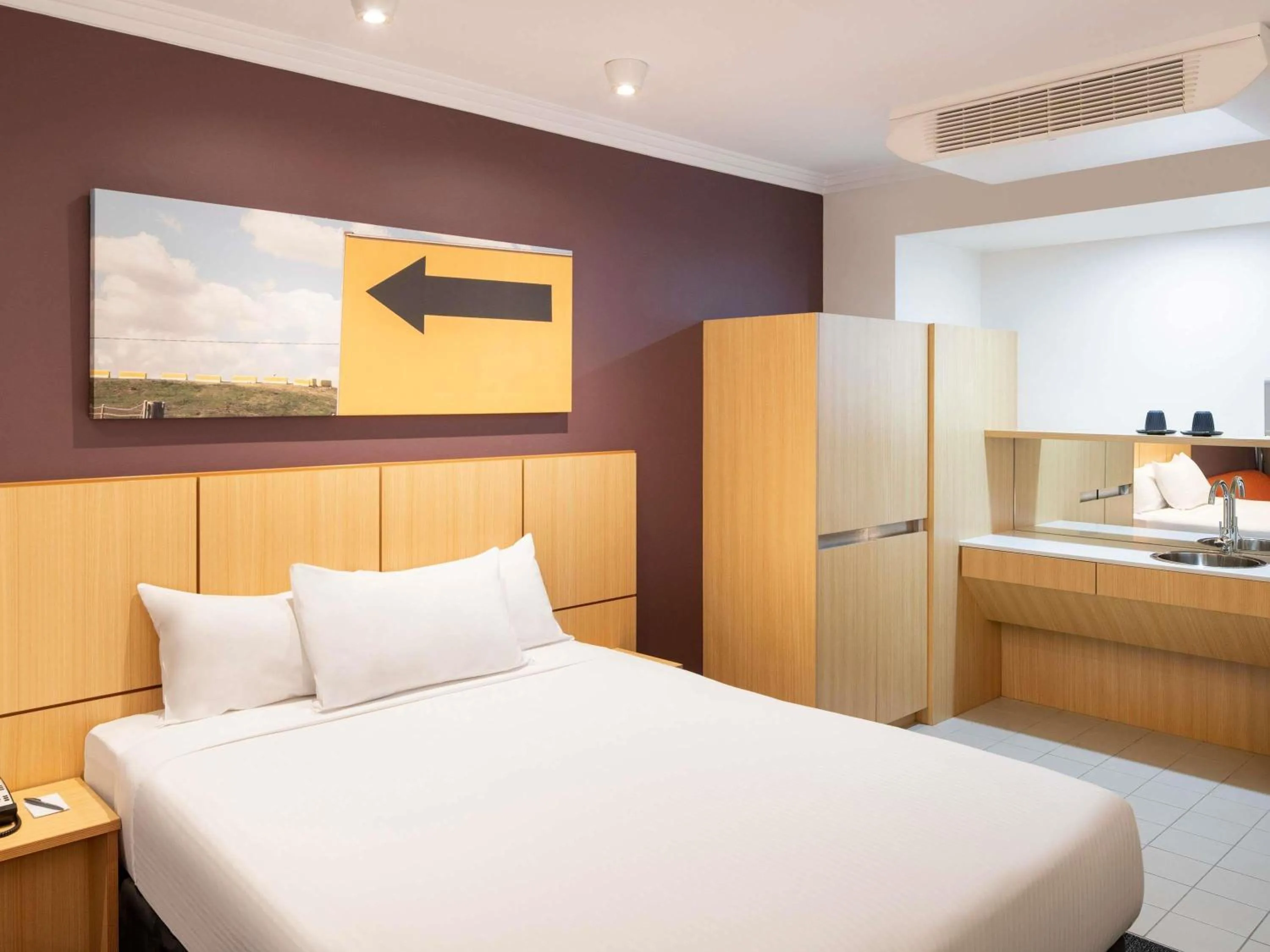 Bedroom, Bed in Mercure Sydney Blacktown