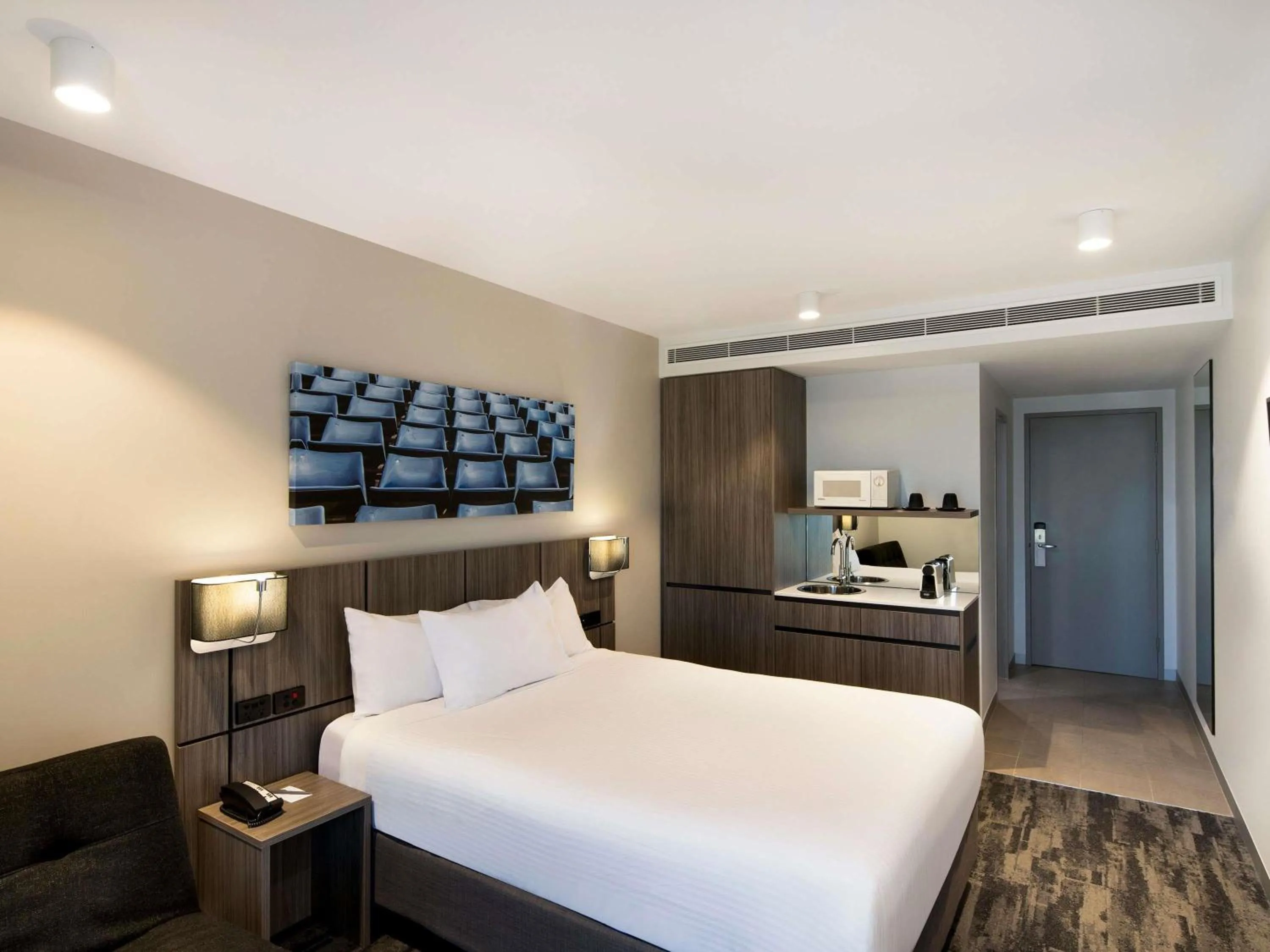Bedroom, Bed in Mercure Sydney Blacktown