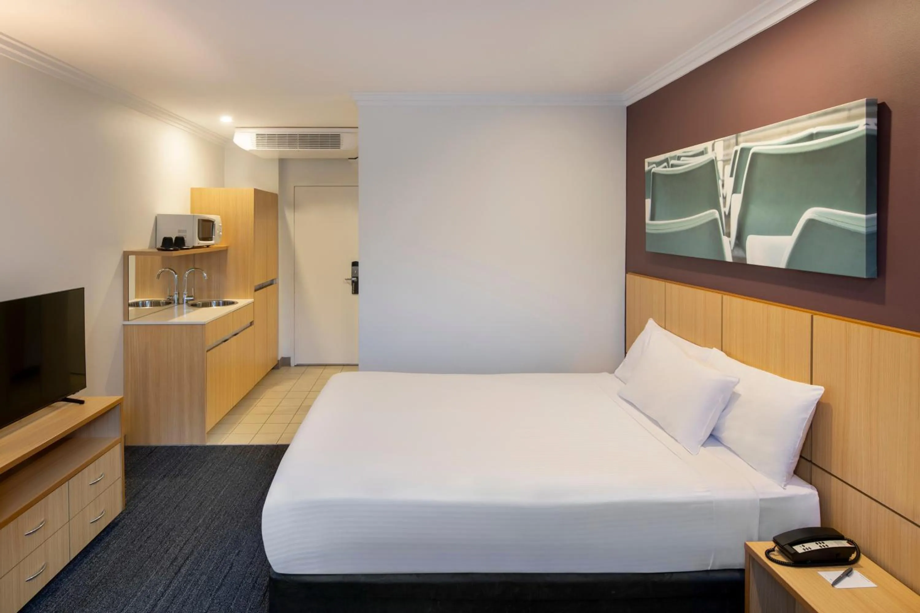 Bedroom, Bed in Mercure Sydney Blacktown