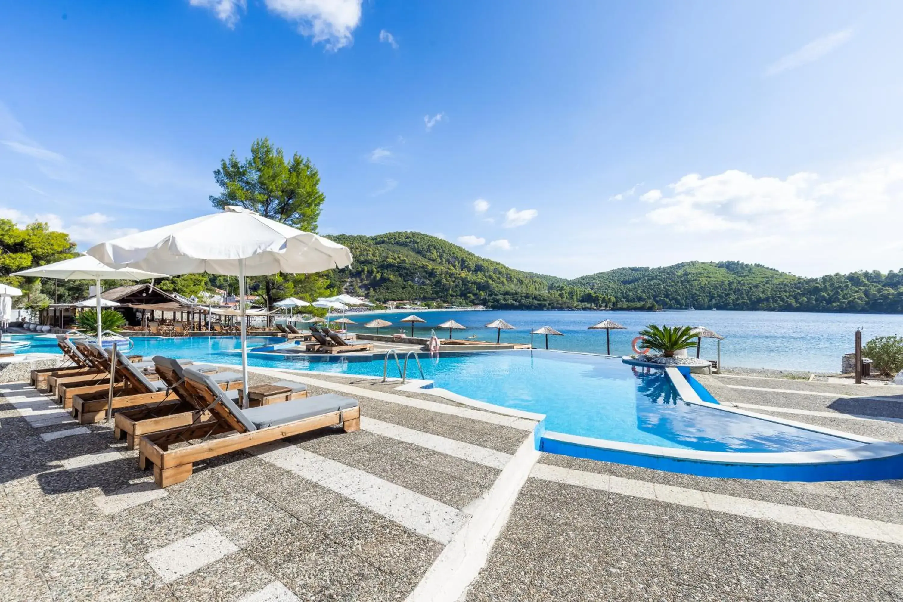 Property building in Blue Green Bay Property building in Blue Green Bay