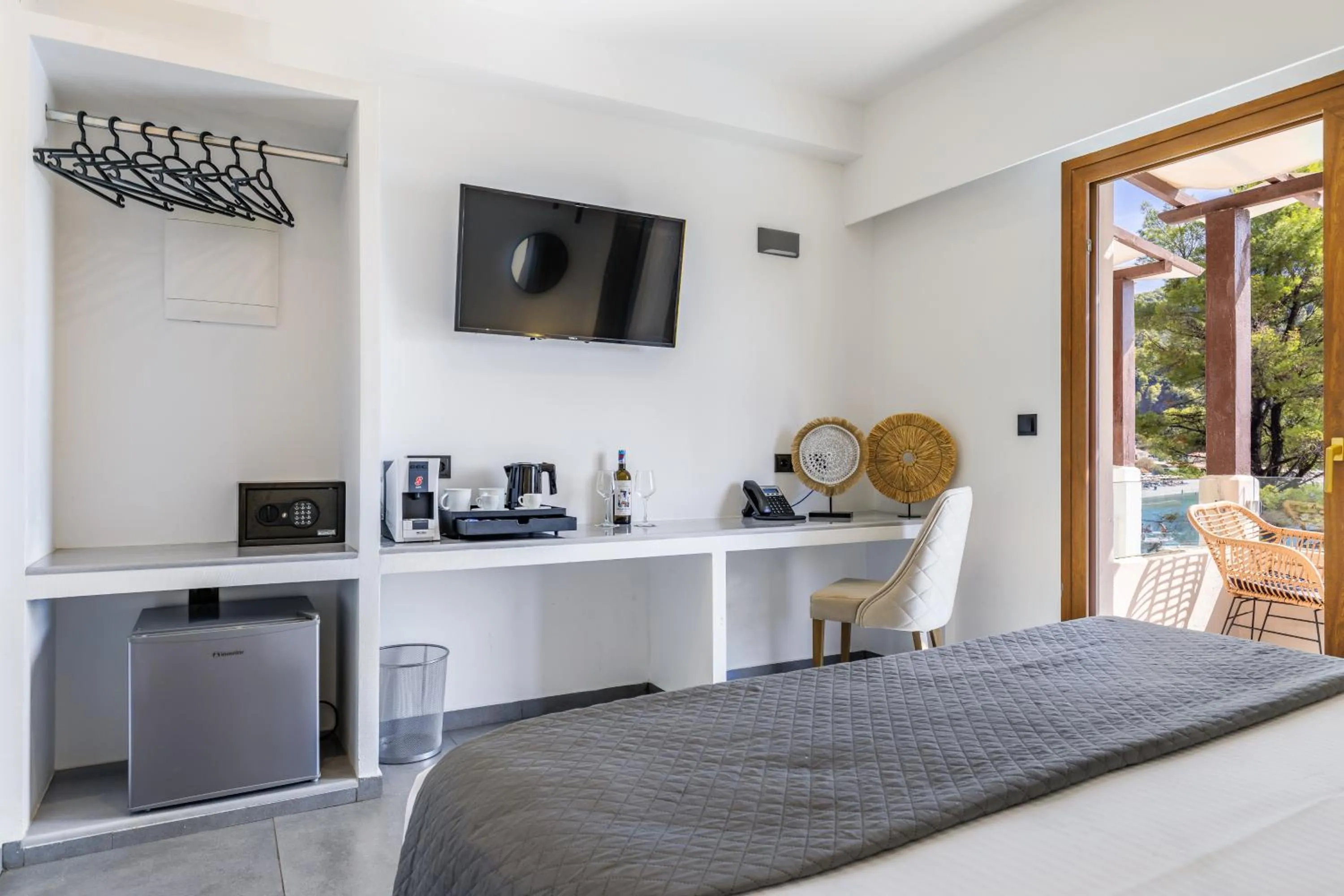 Photo of the whole room, Bed in Blue Green Bay