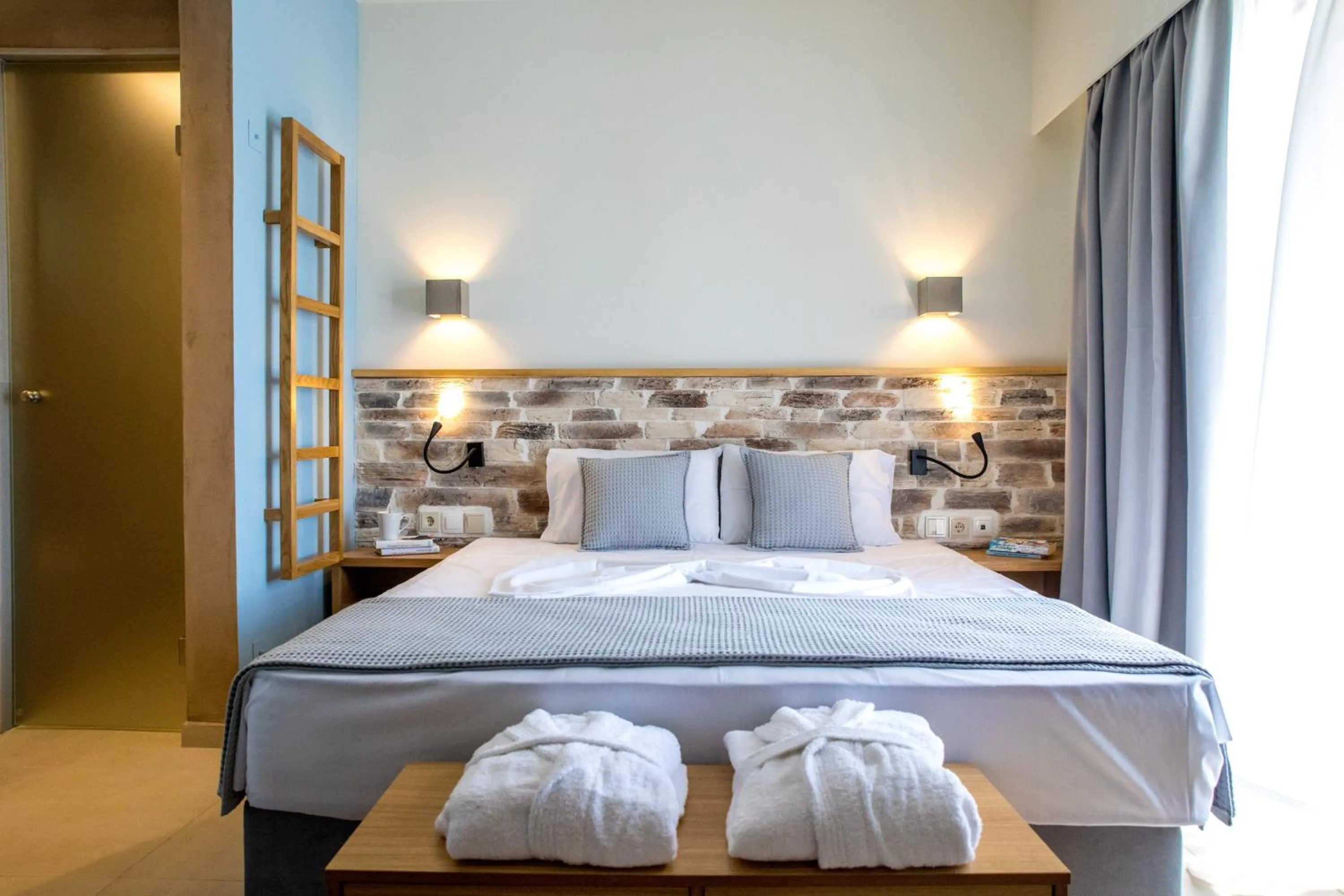 Bedroom, Bed in Blue Green Bay