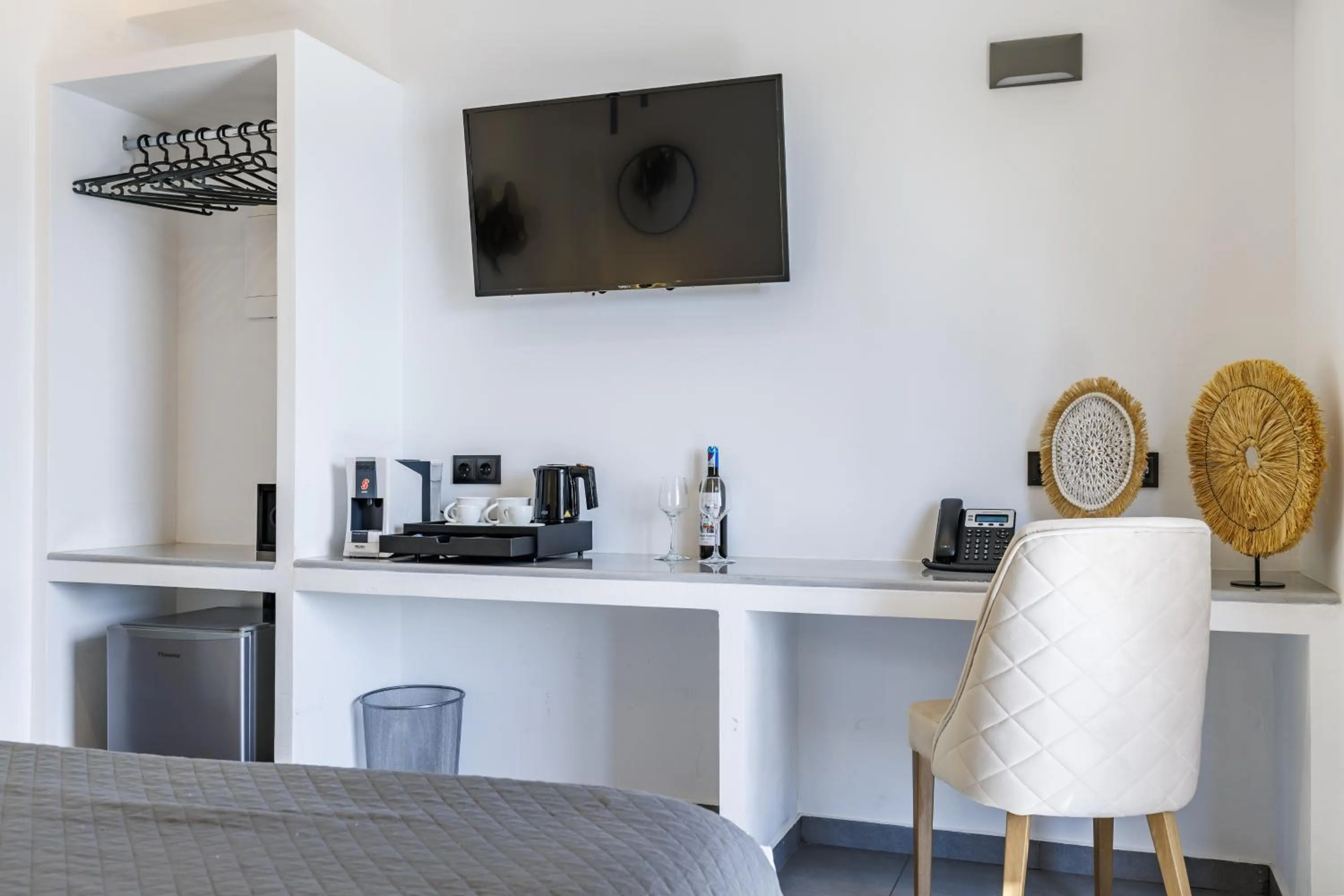 Photo of the whole room in Blue Green Bay