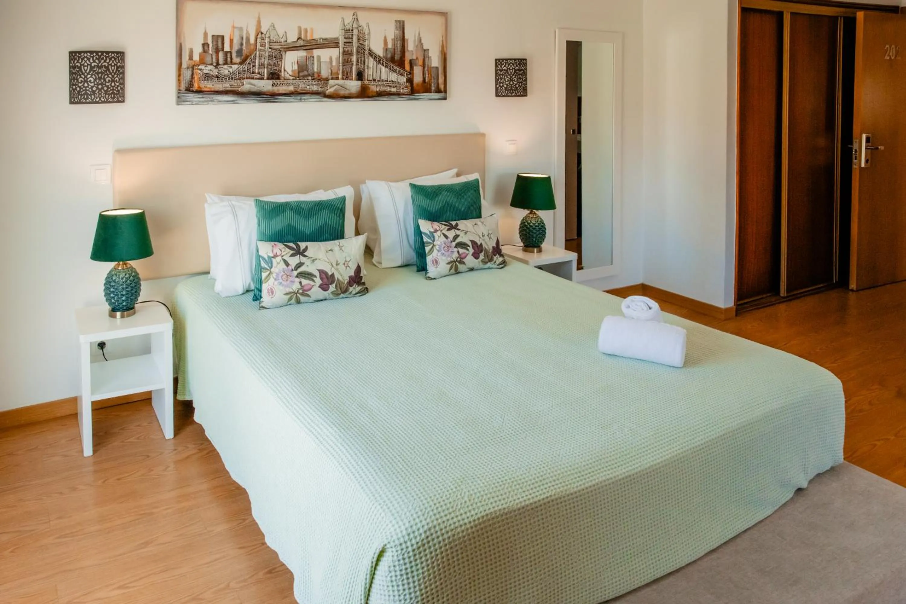 Night, Bed in Hotel Larverde