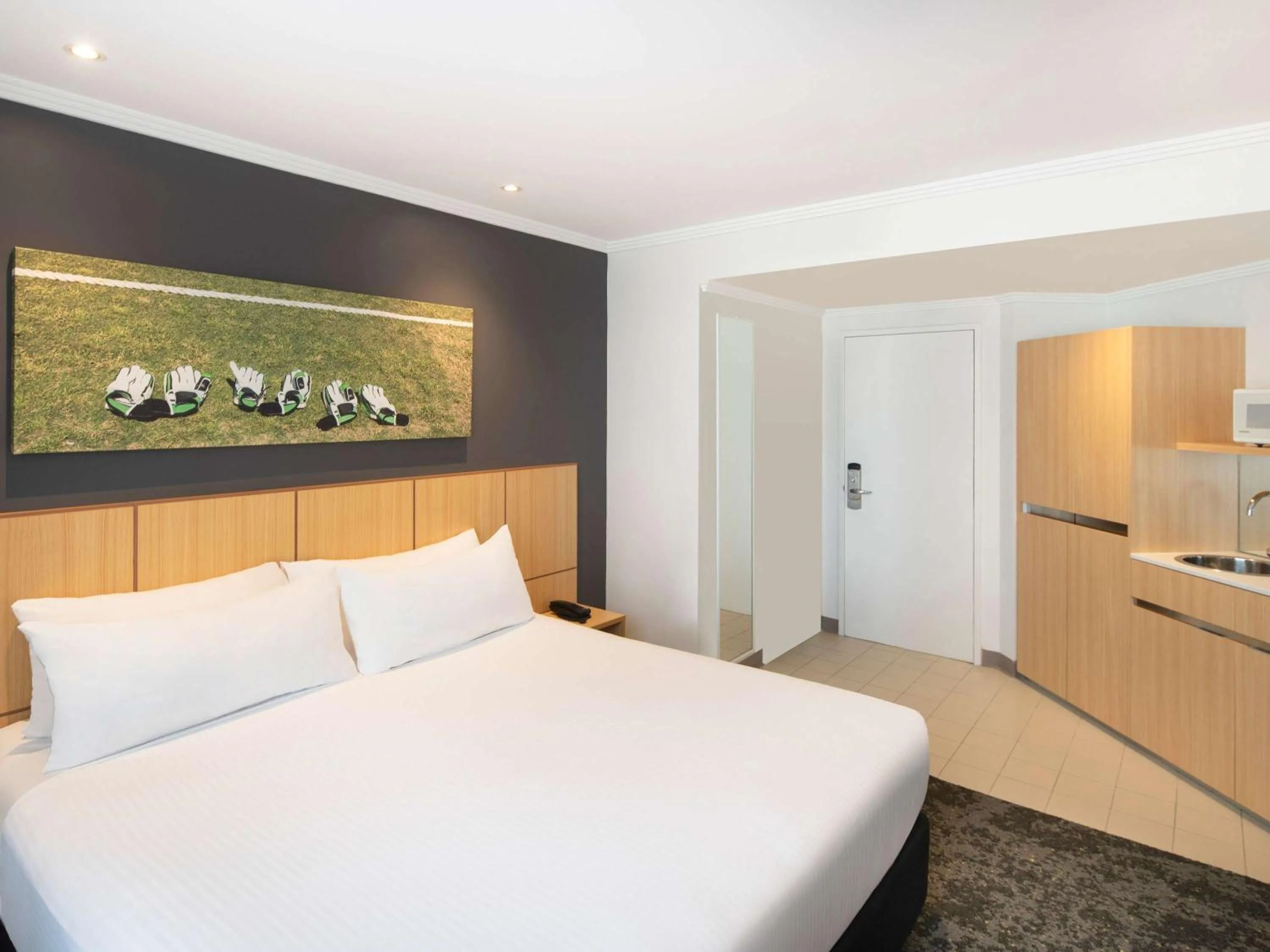 Standard King Room in Mercure Sydney Bankstown