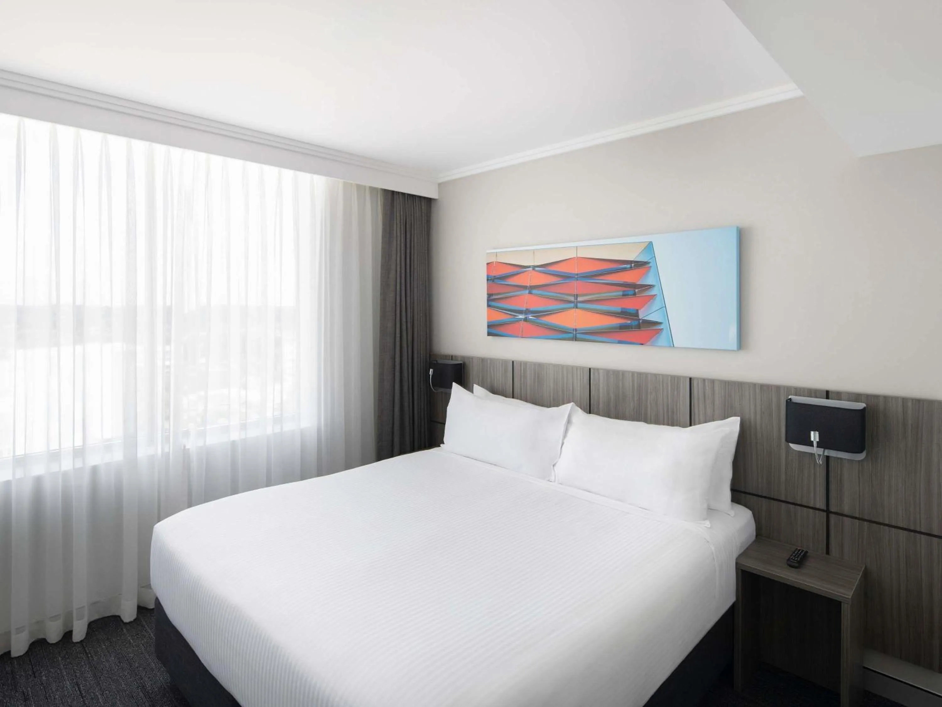 Bedroom, Bed in Mercure Sydney Bankstown