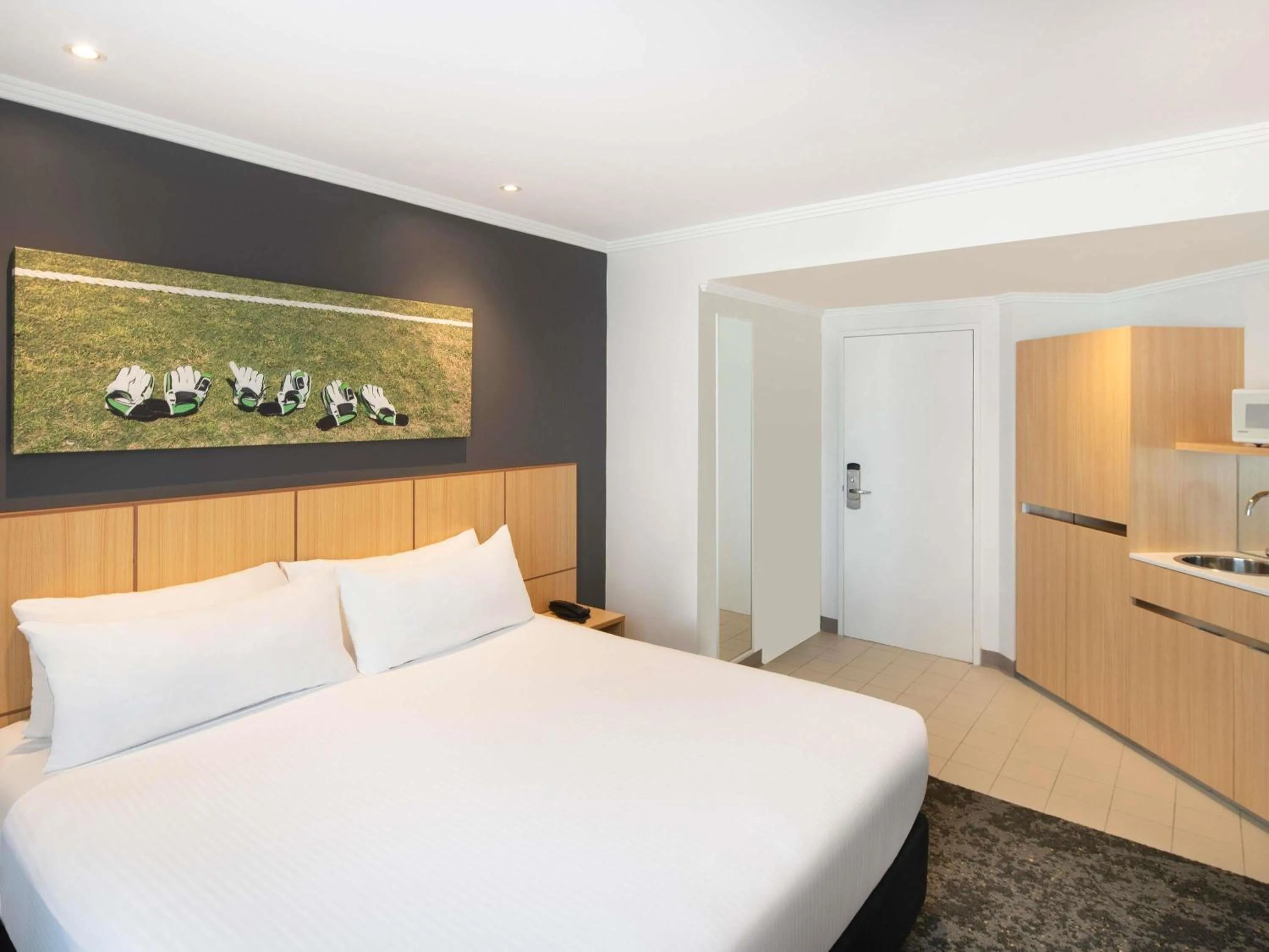 Bedroom in Mercure Sydney Bankstown