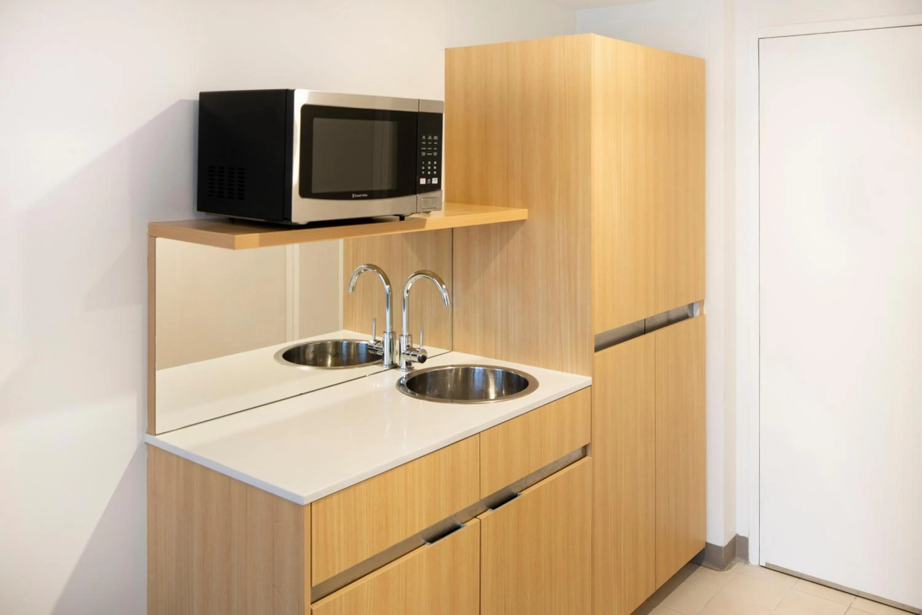 Kitchen or kitchenette in Mercure Sydney Bankstown