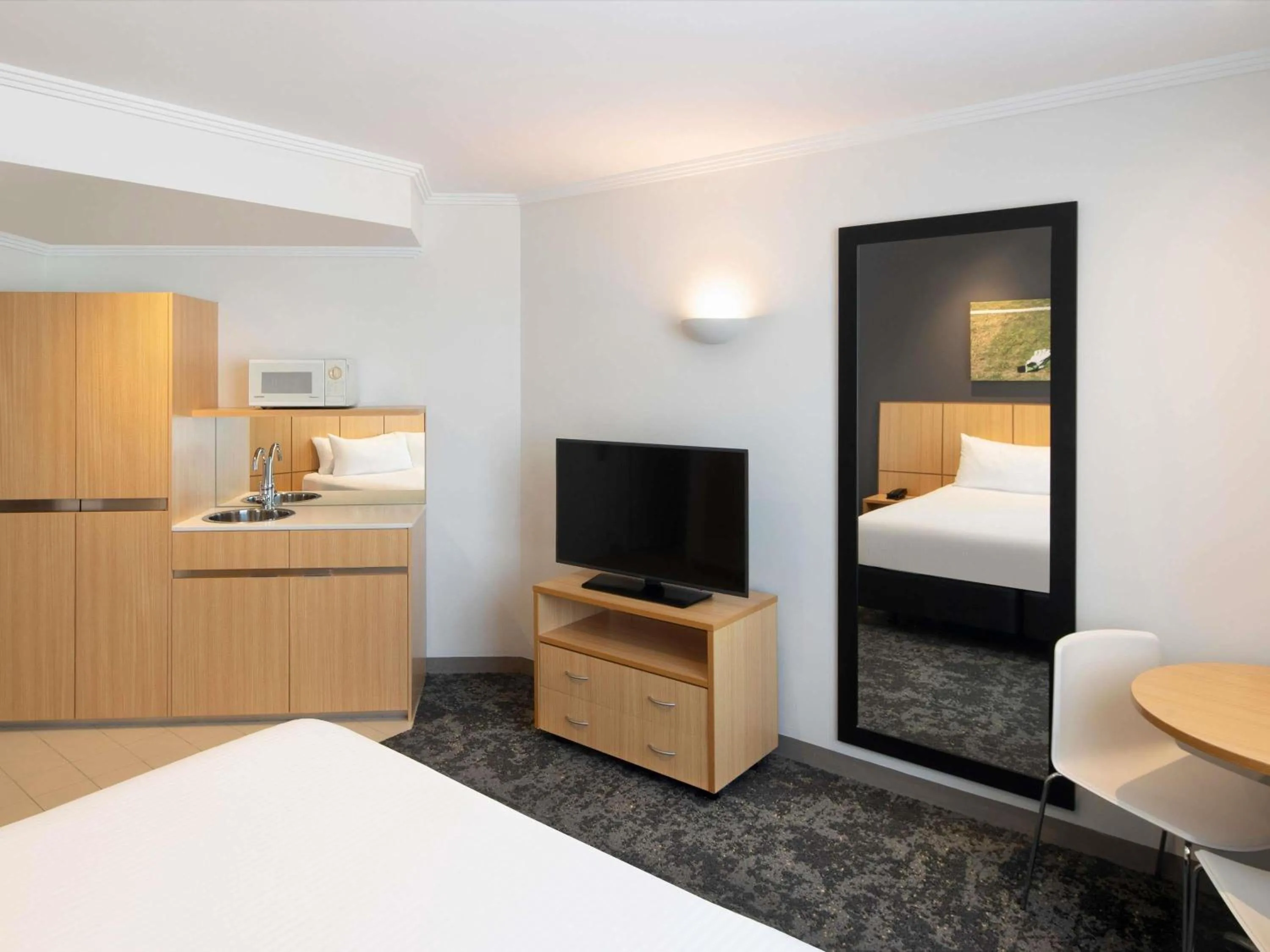 Bedroom, Bed in Mercure Sydney Bankstown
