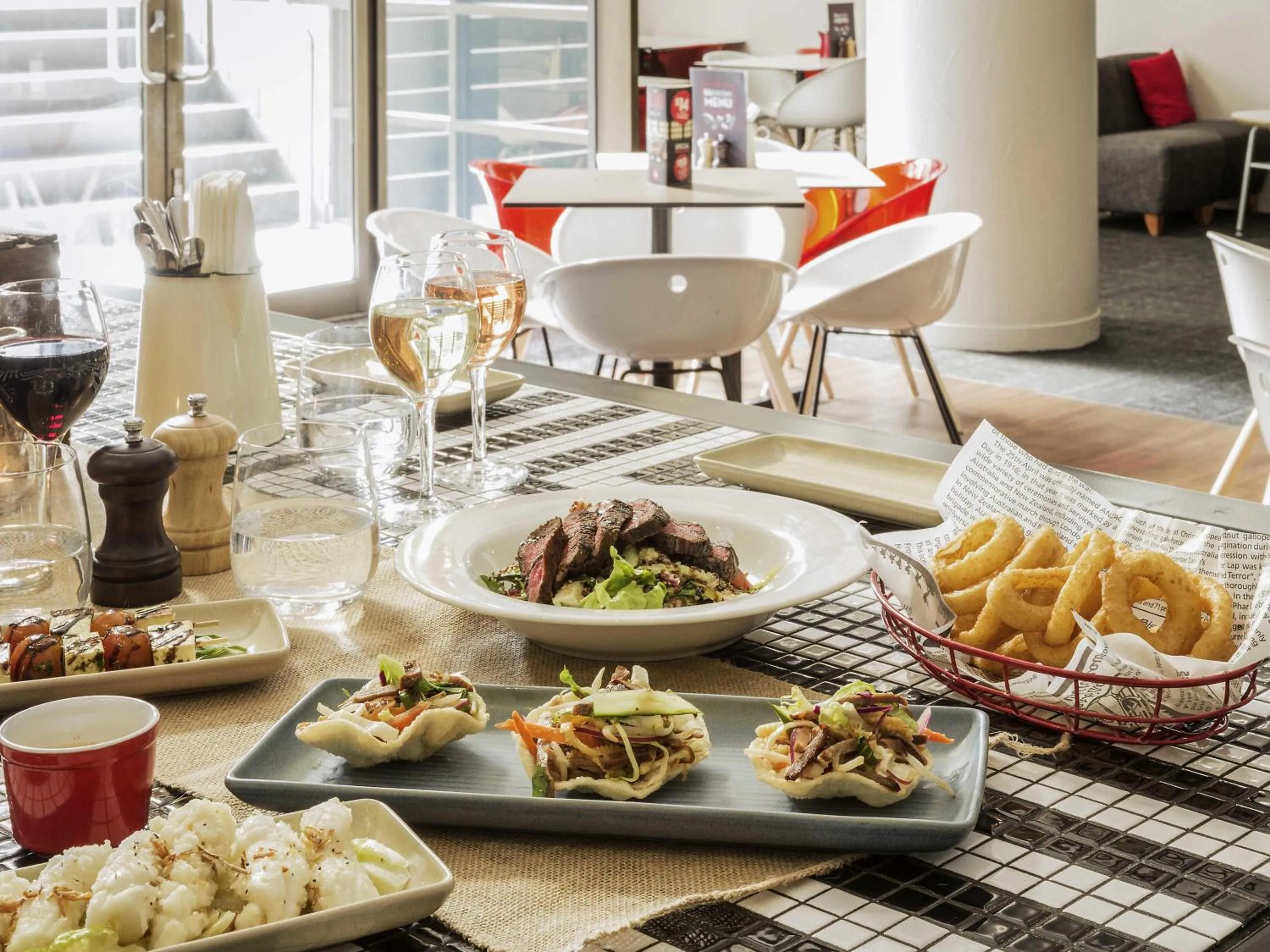 Restaurant/places to eat in ibis Melbourne Hotel and Apartments