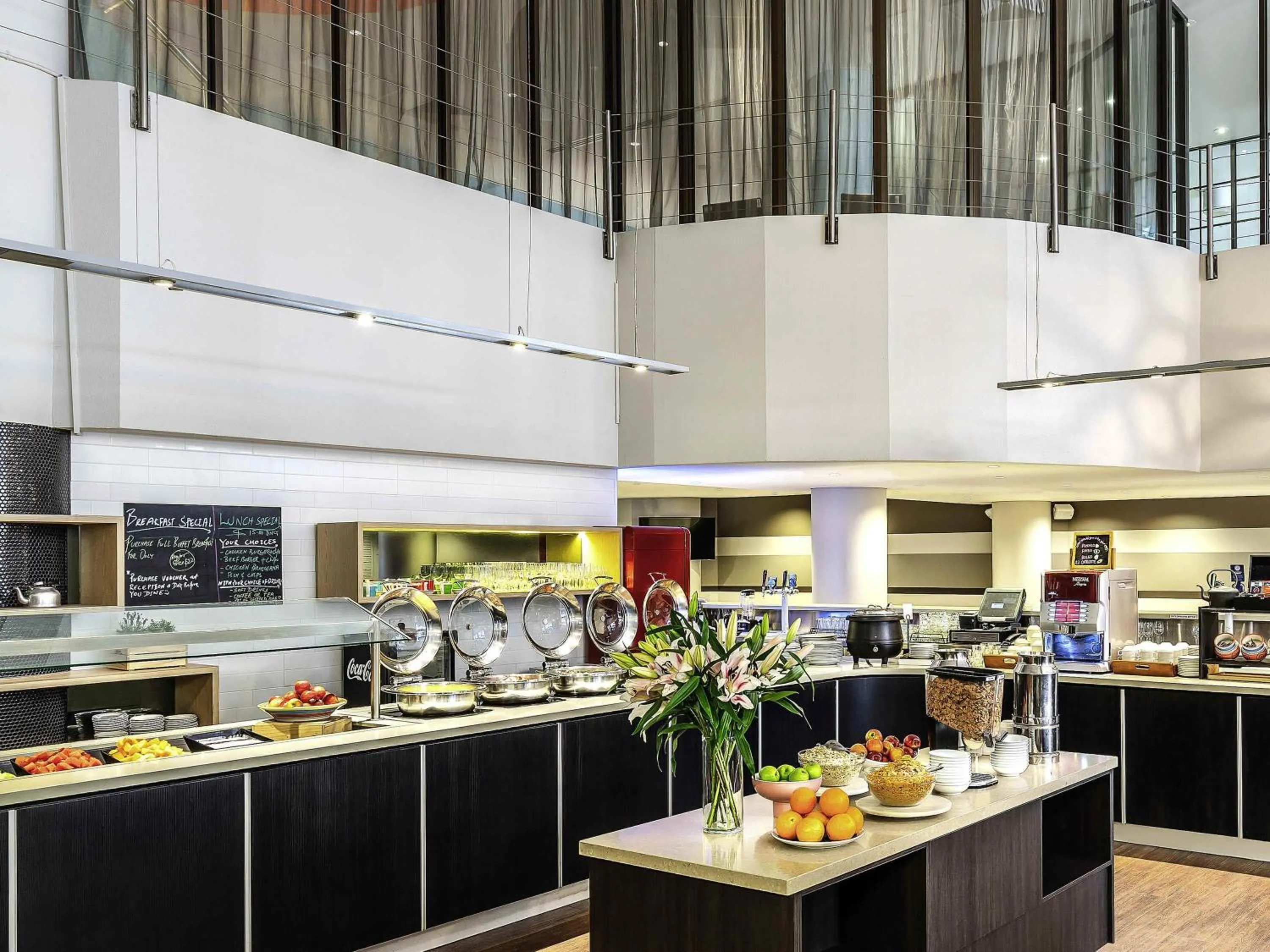 Restaurant/places to eat in ibis Melbourne Hotel and Apartments