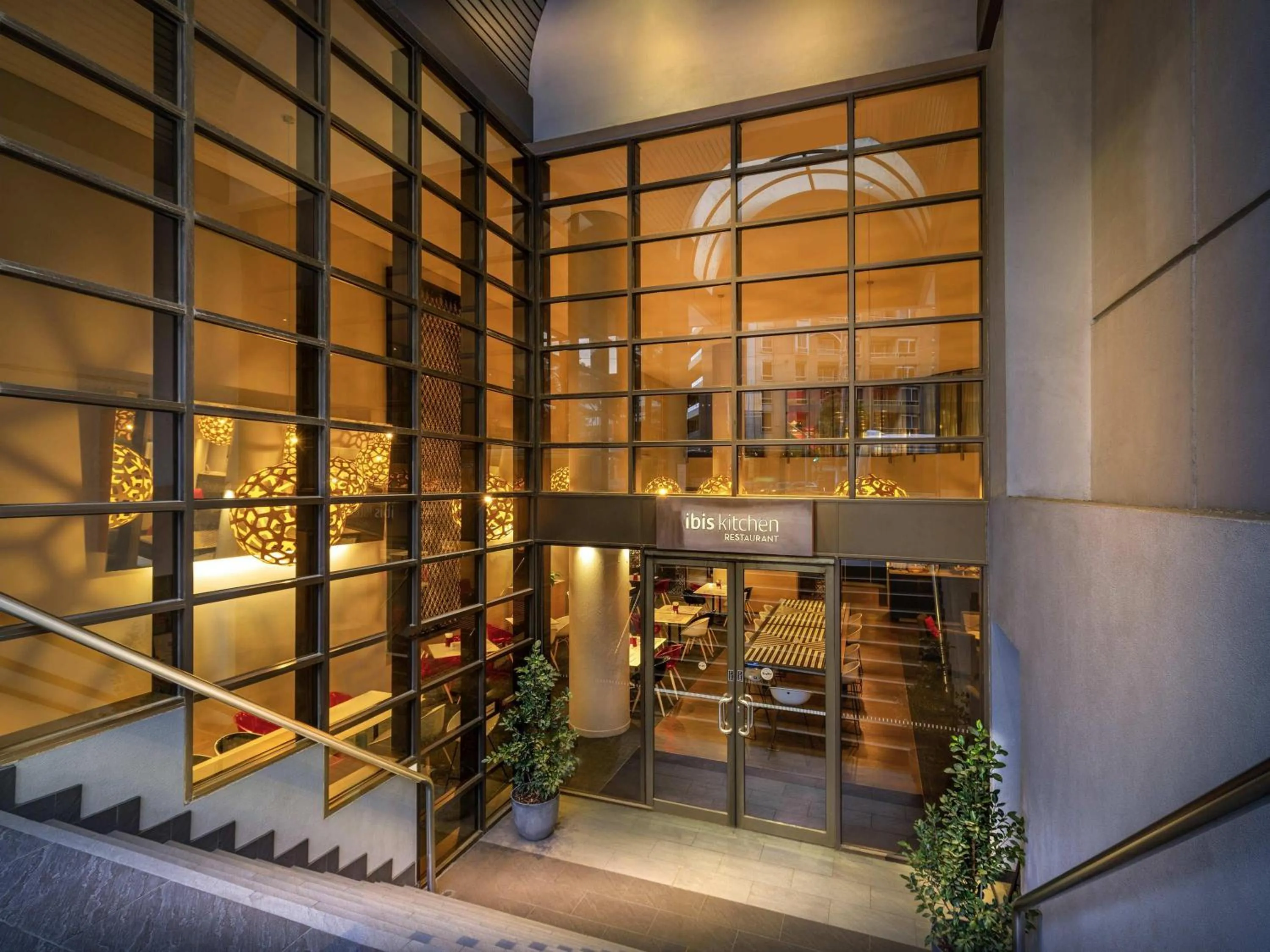 Restaurant/places to eat in ibis Melbourne Hotel and Apartments