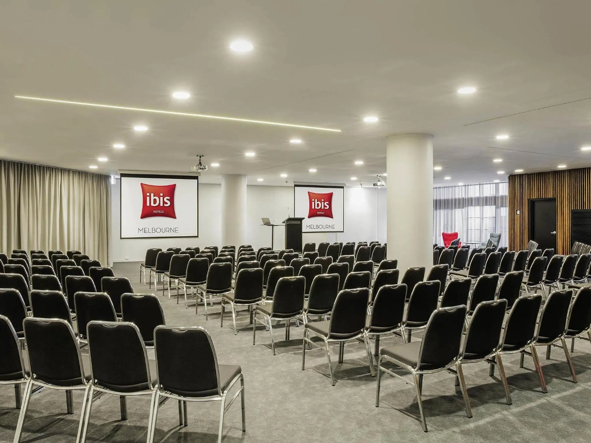 Meeting/conference room in ibis Melbourne Hotel and Apartments