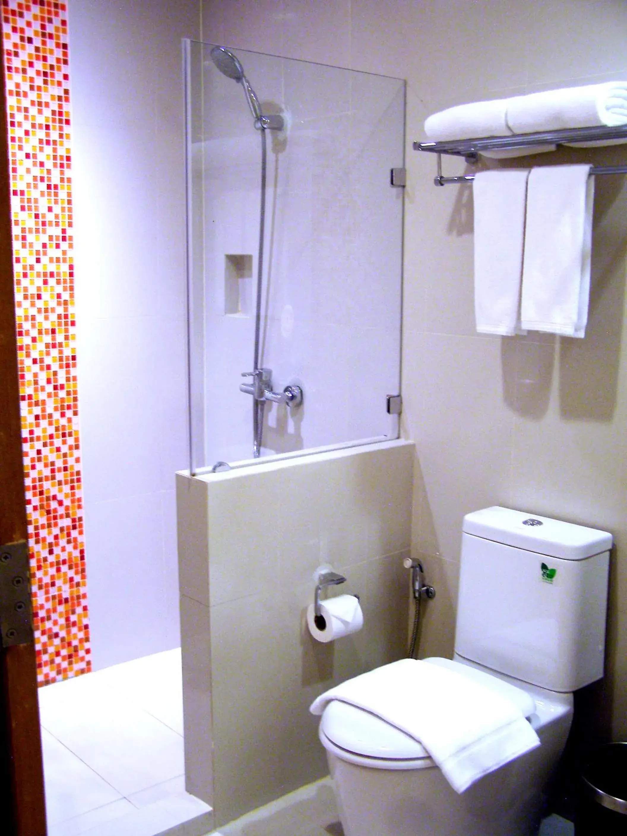 Shower in Iyarin @ Tuk Chang Hotel Shower in Iyarin @ Tuk Chang Hotel