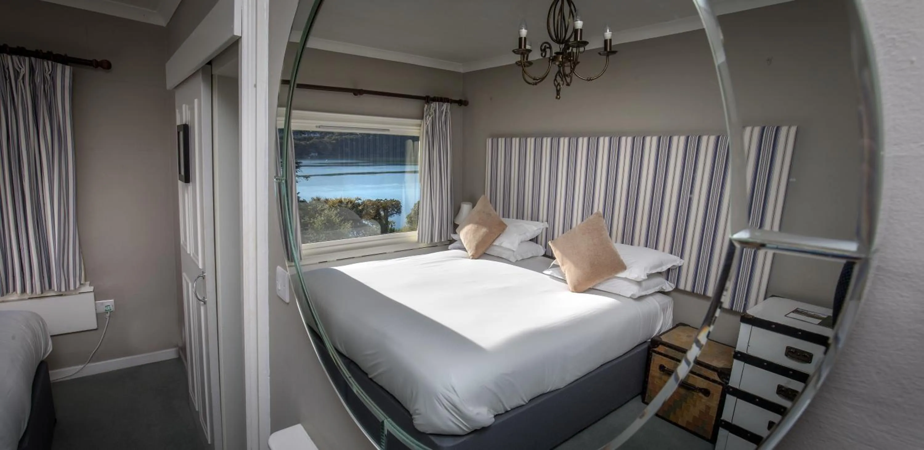 Photo of the whole room, Bed in Château Rhianfa