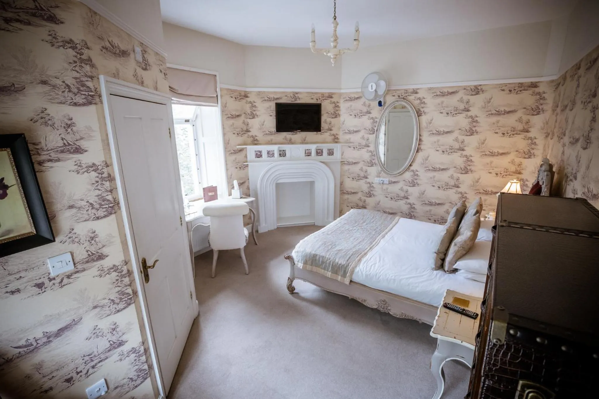 Photo of the whole room, Bed in Château Rhianfa