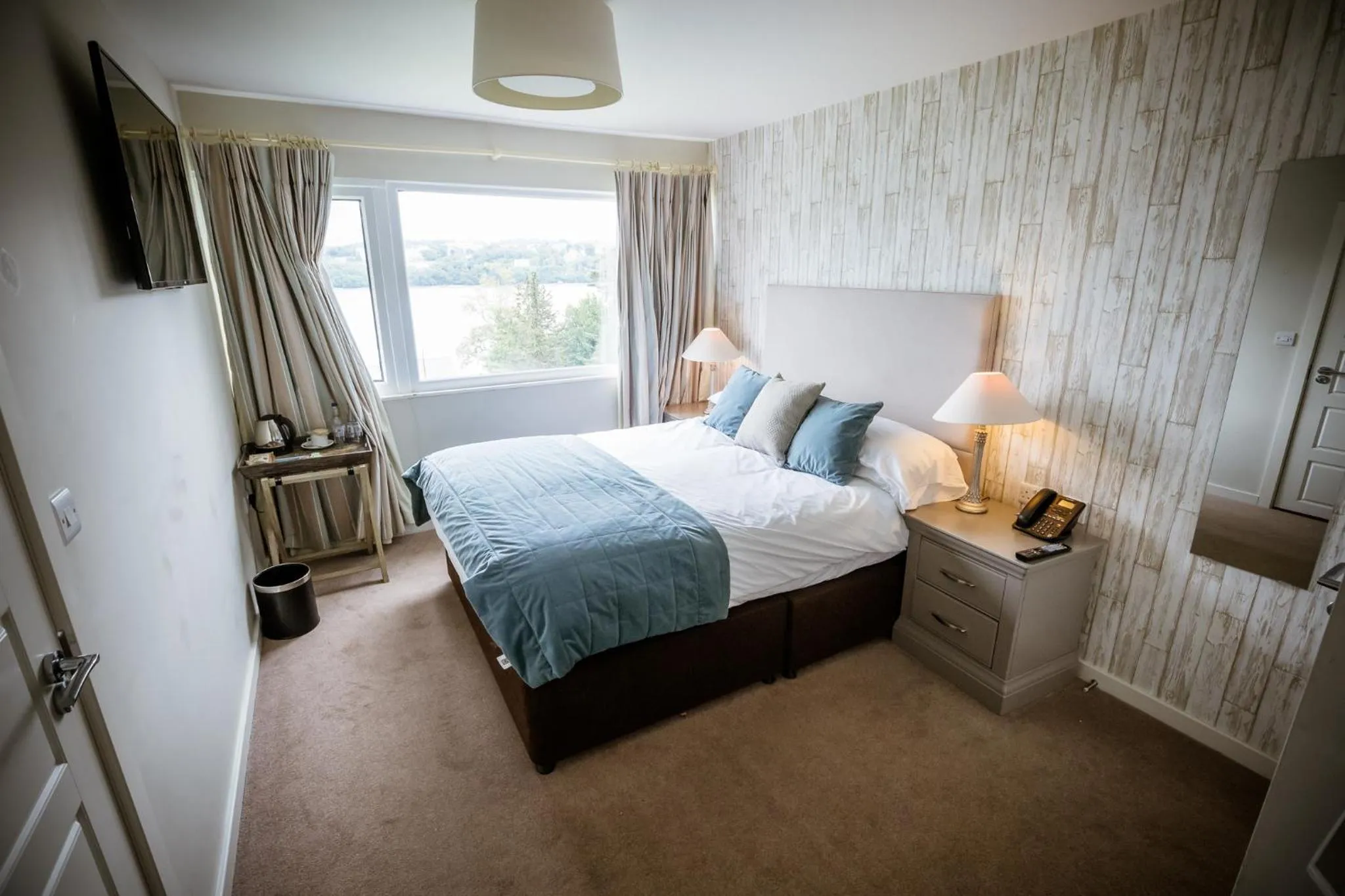 Photo of the whole room, Bed in Château Rhianfa