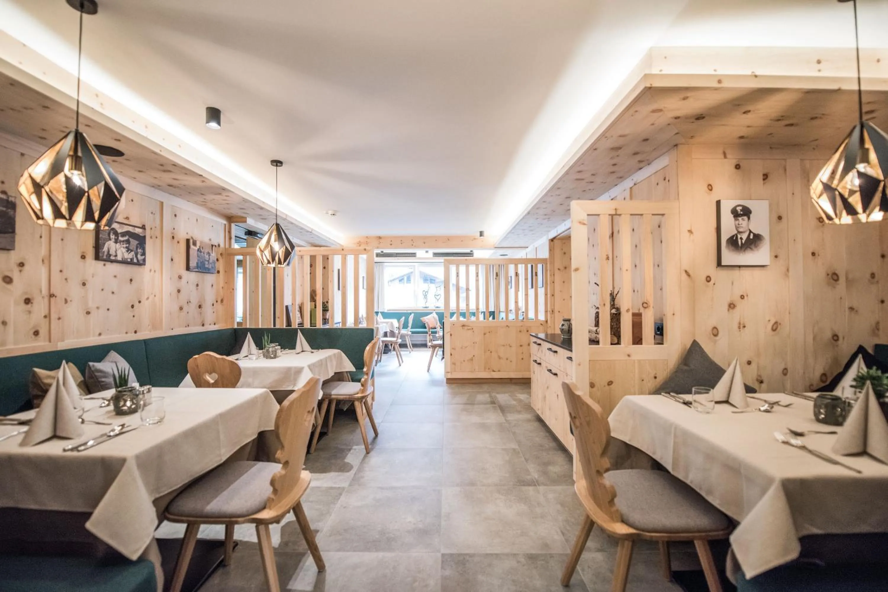 Restaurant/places to eat in Vitaurina Royal Hotel