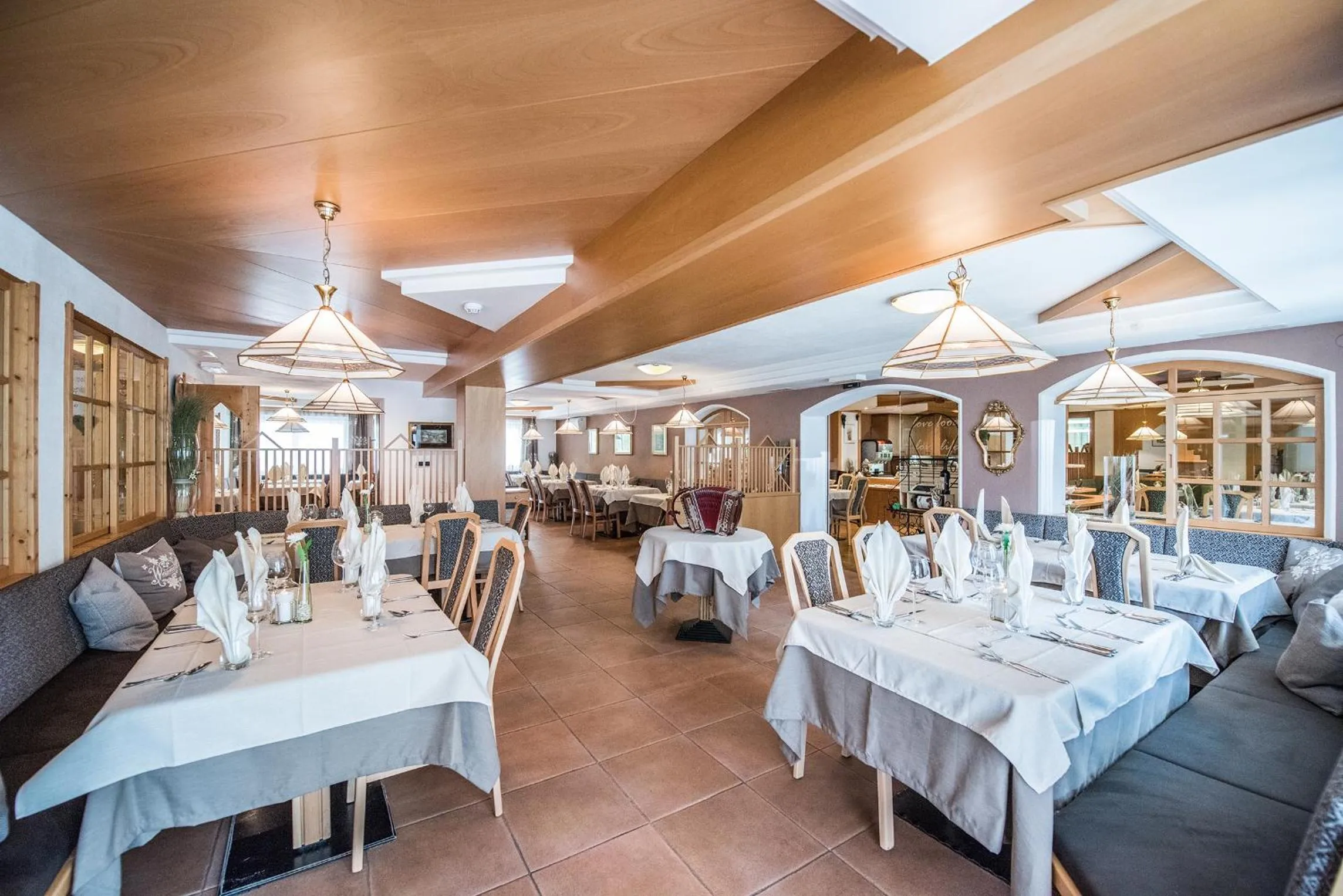 Restaurant/places to eat in Vitaurina Royal Hotel