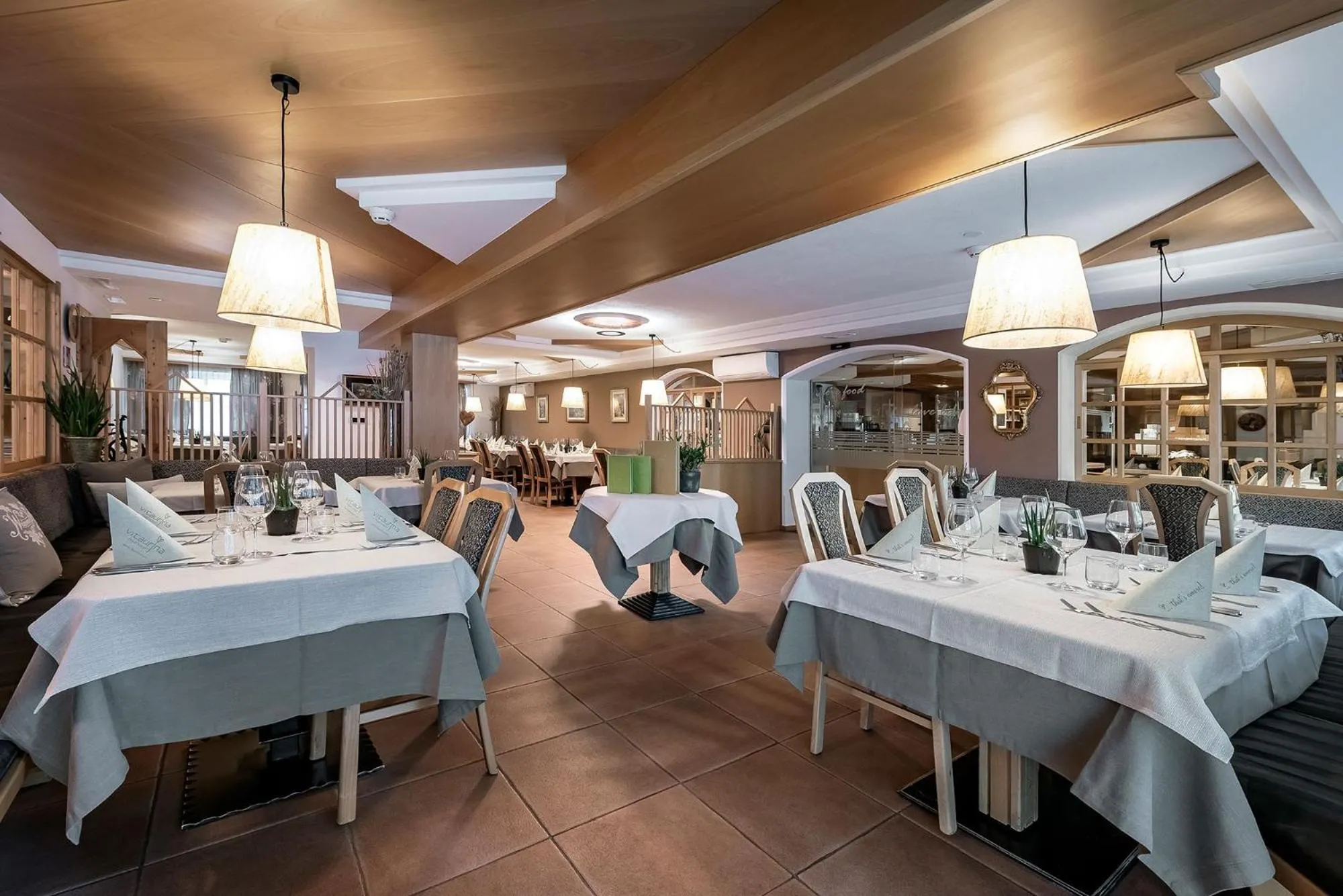 Restaurant/places to eat in Vitaurina Royal Hotel