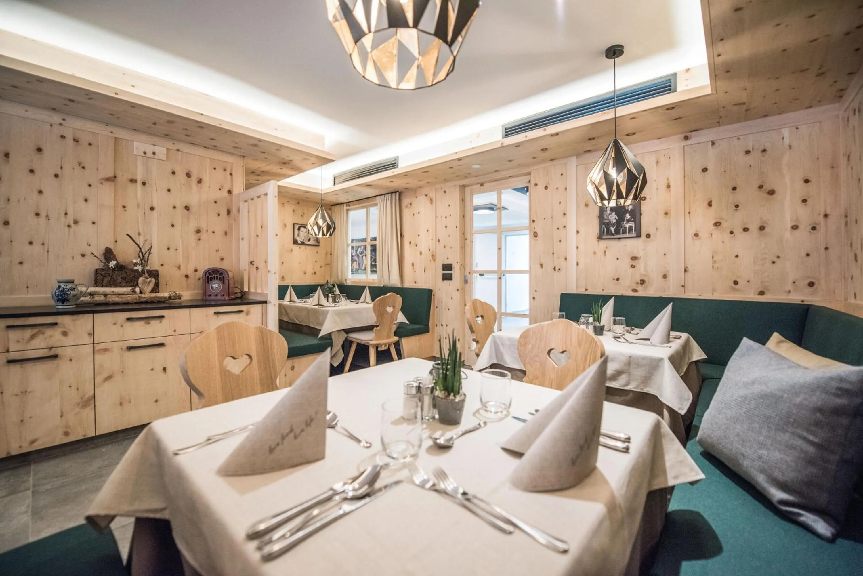 Restaurant/places to eat in Vitaurina Royal Hotel