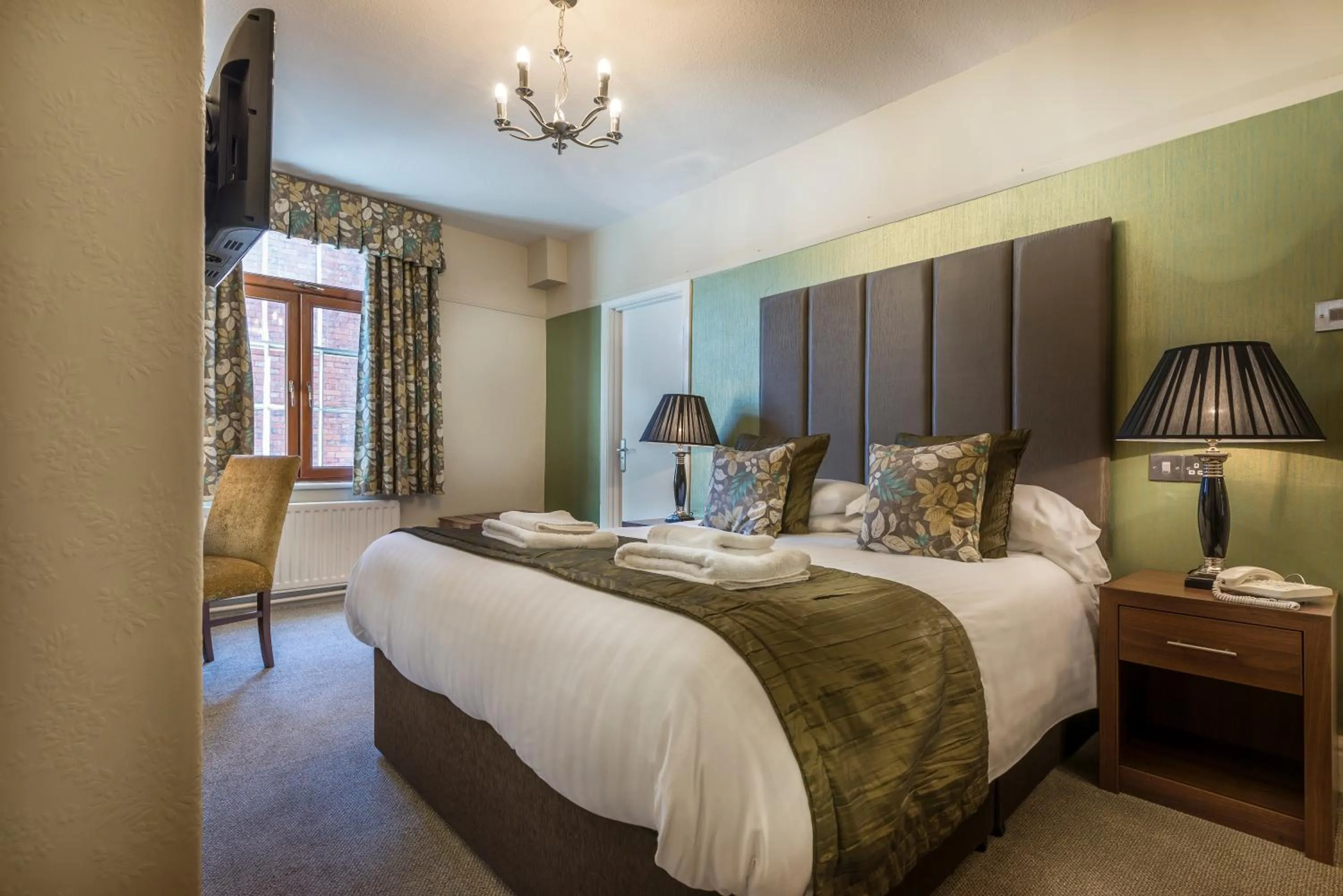 Bedroom, Bed in The Royal Oak Hotel, Welshpool - The Coaching Inn Group