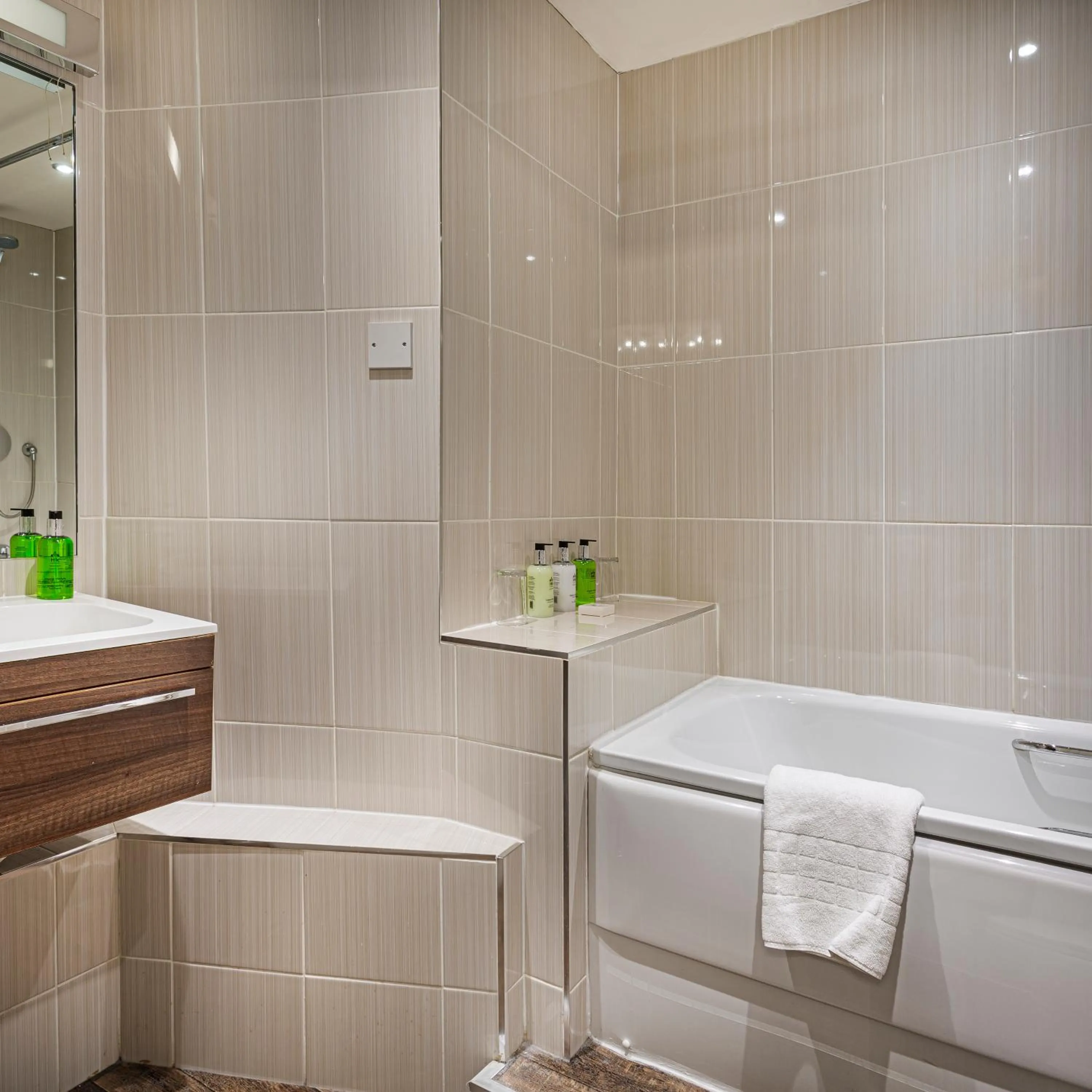 Bathroom in The Royal Oak Hotel, Welshpool - The Coaching Inn Group