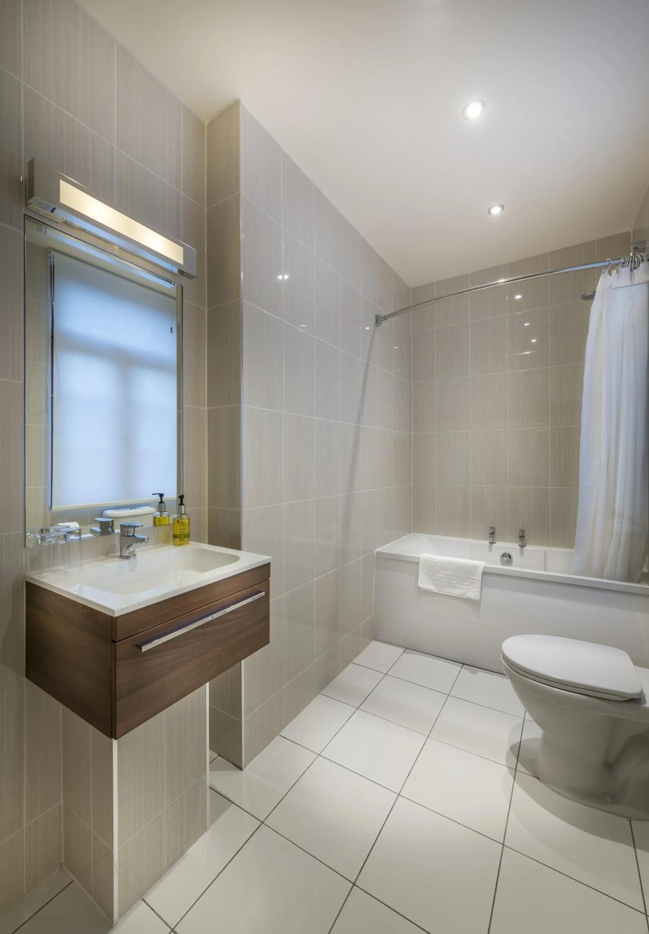 Bathroom in The Royal Oak Hotel, Welshpool - The Coaching Inn Group