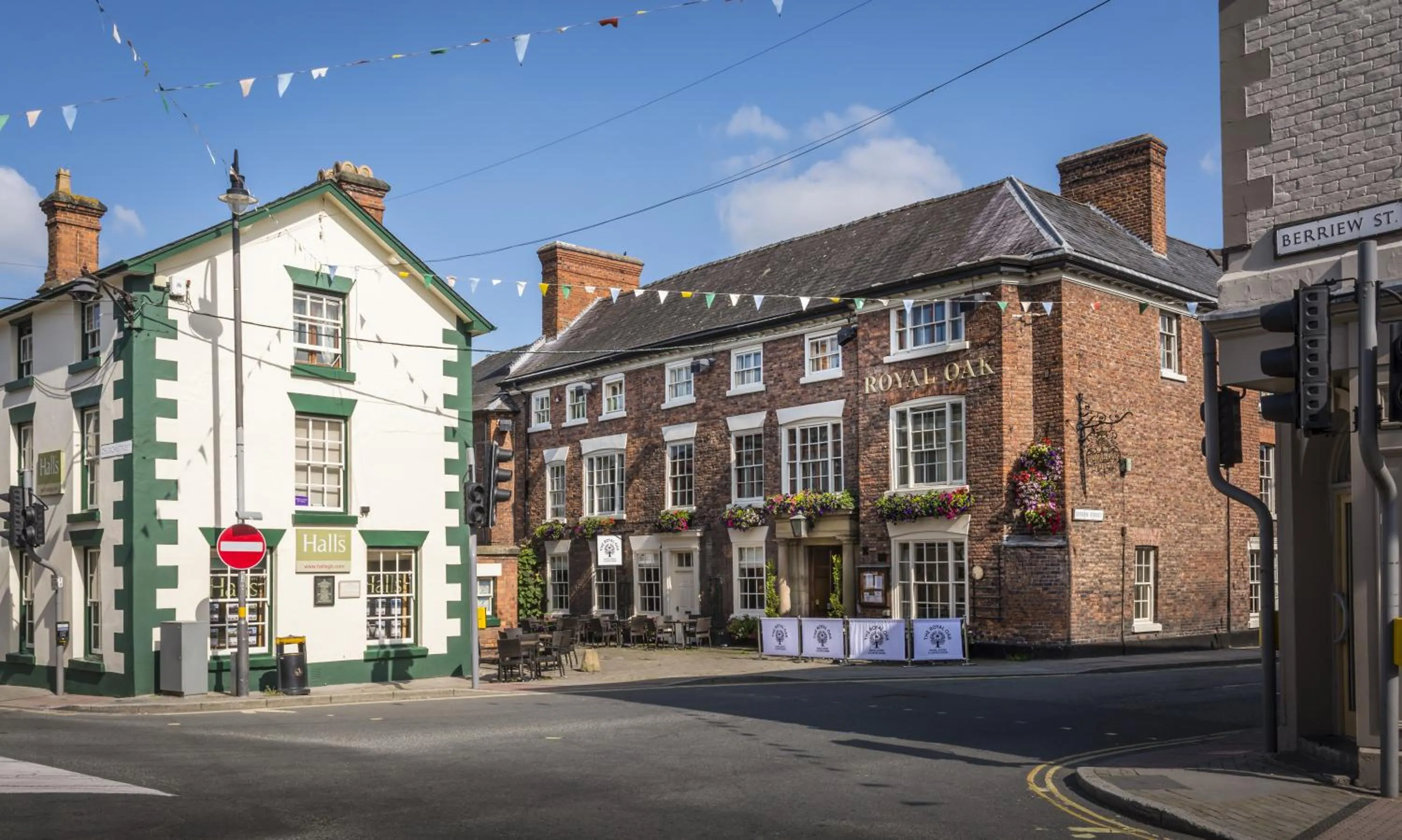 Facade/entrance in The Royal Oak Hotel, Welshpool - The Coaching Inn Group