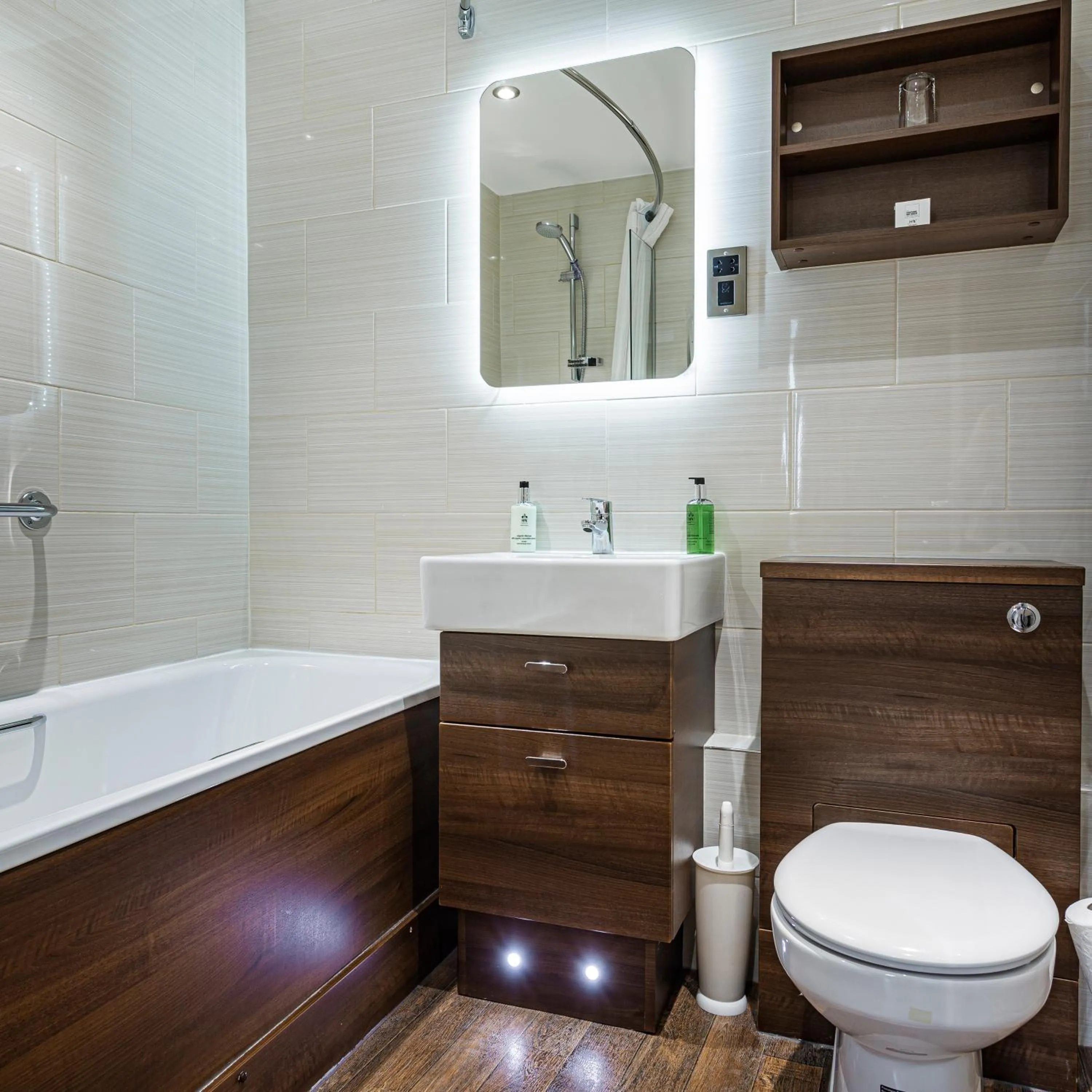 Bathroom in The Royal Oak Hotel, Welshpool - The Coaching Inn Group