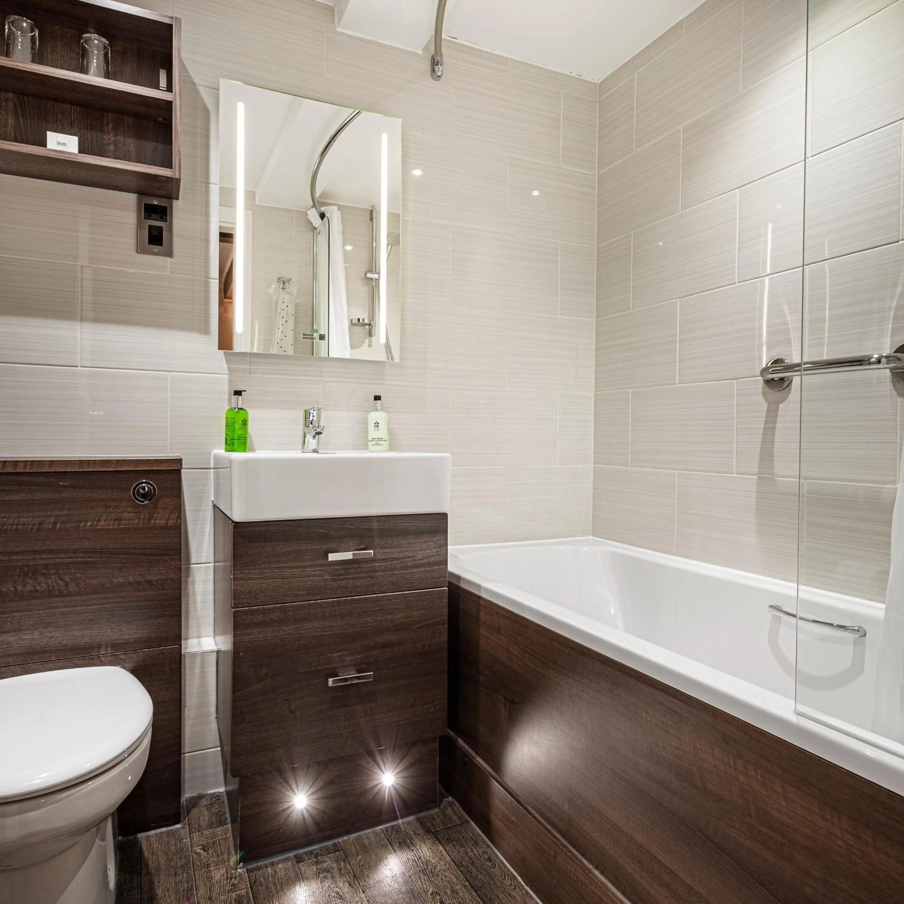 Bathroom in The Royal Oak Hotel, Welshpool - The Coaching Inn Group