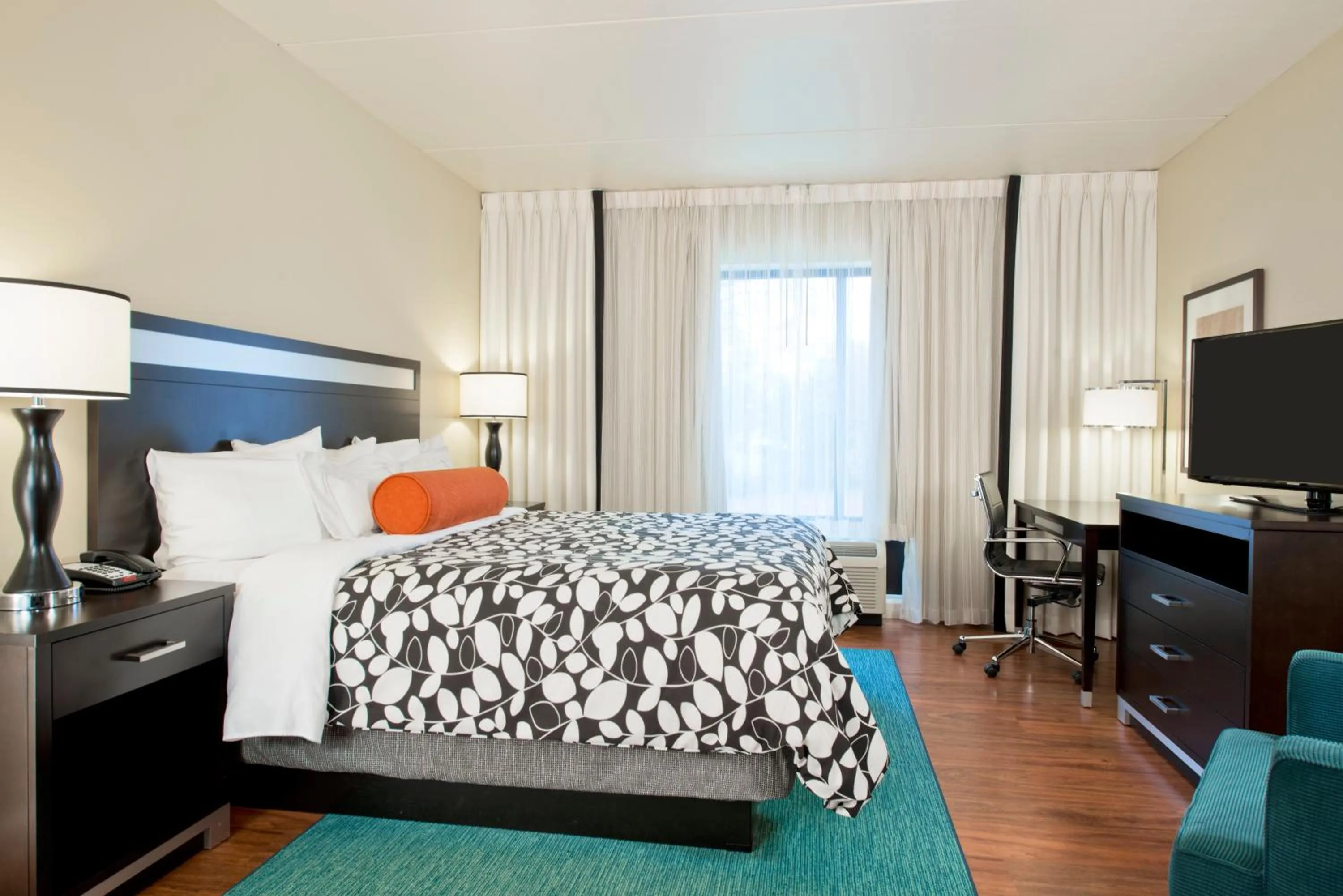 Bed in Hotel Indigo Atlanta Airport College Park by IHG