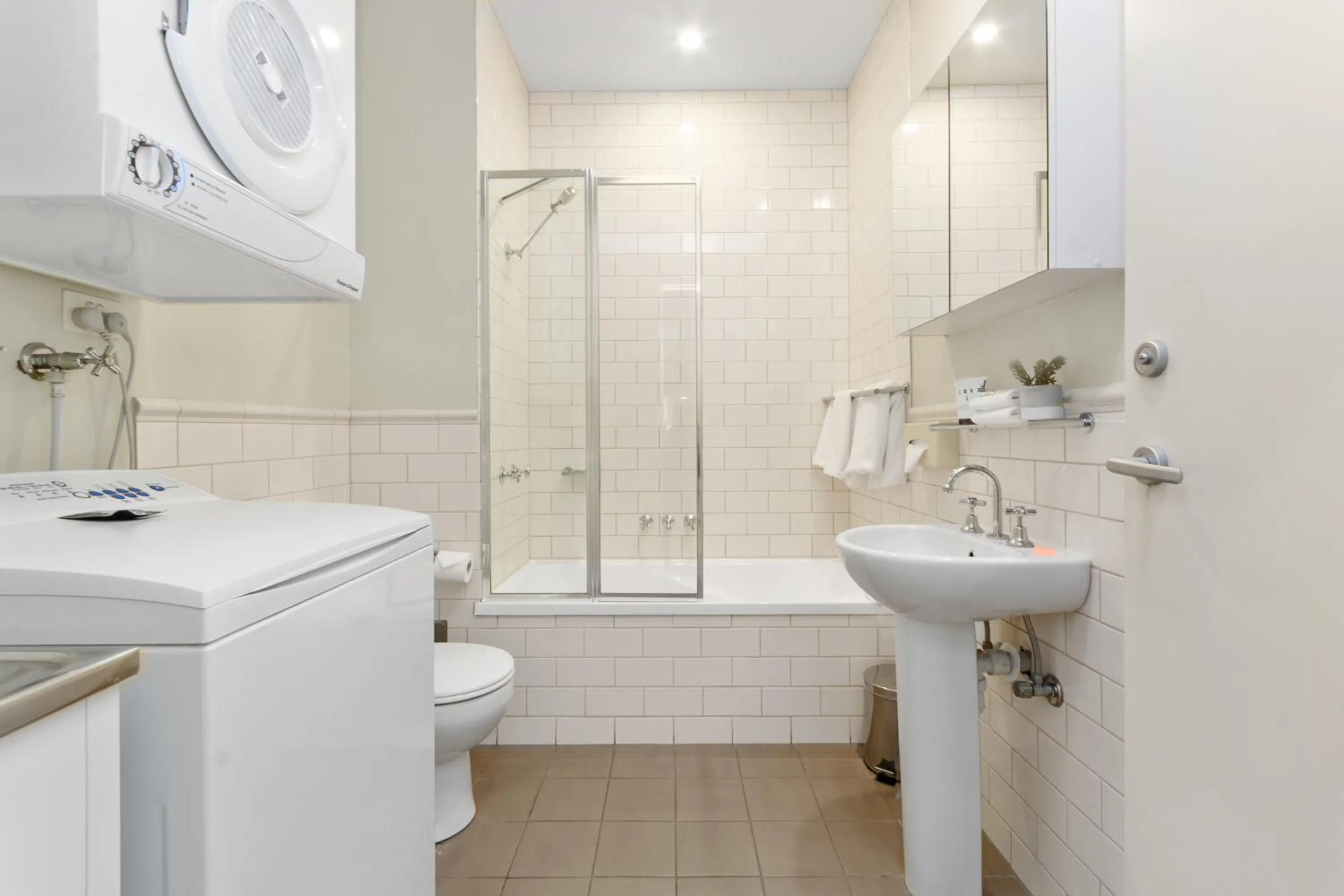 Toilet in Launceston Central Apartment Hotel Official