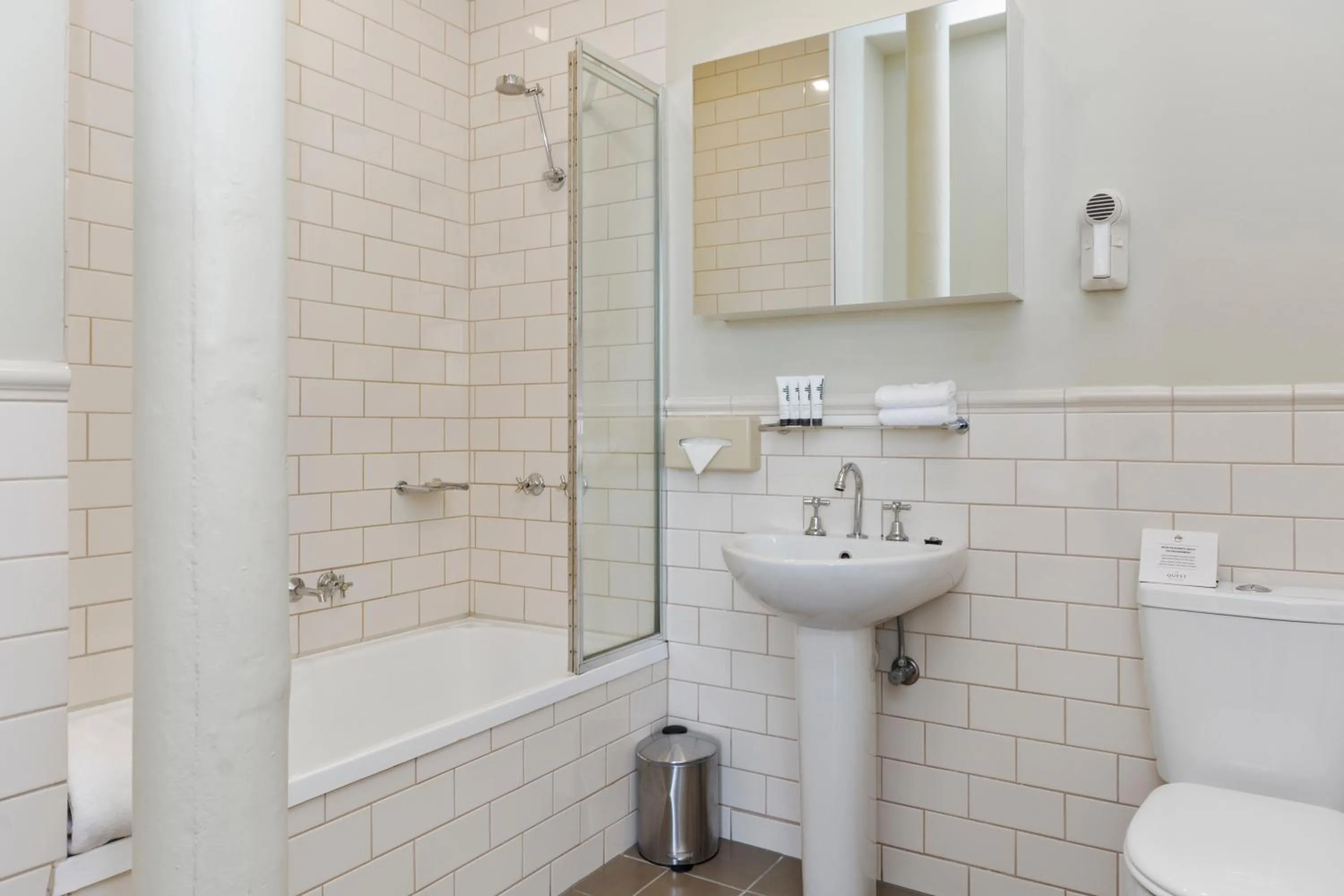 Toilet in Launceston Central Apartment Hotel Official