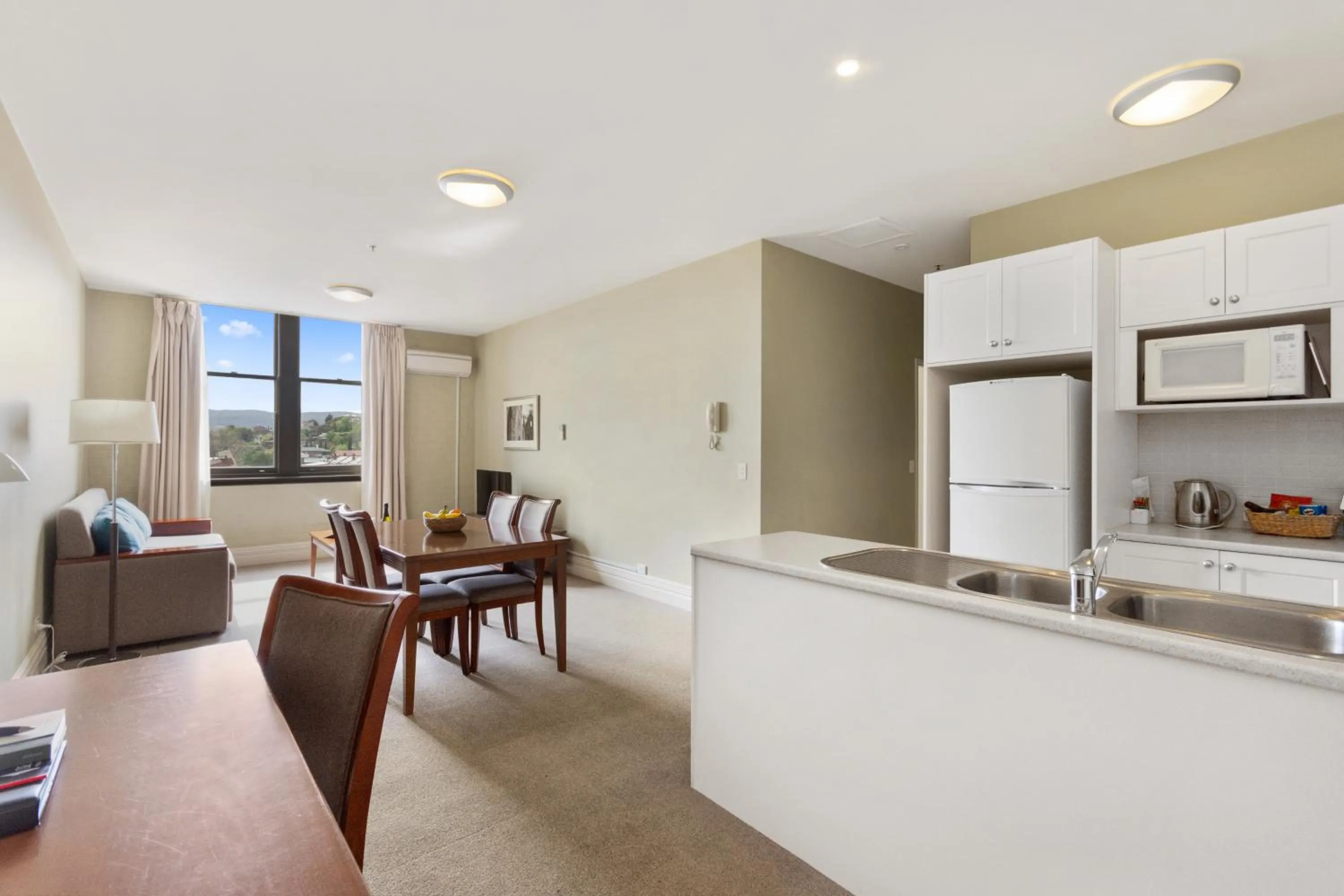 Kitchen or kitchenette in Launceston Central Apartment Hotel Official