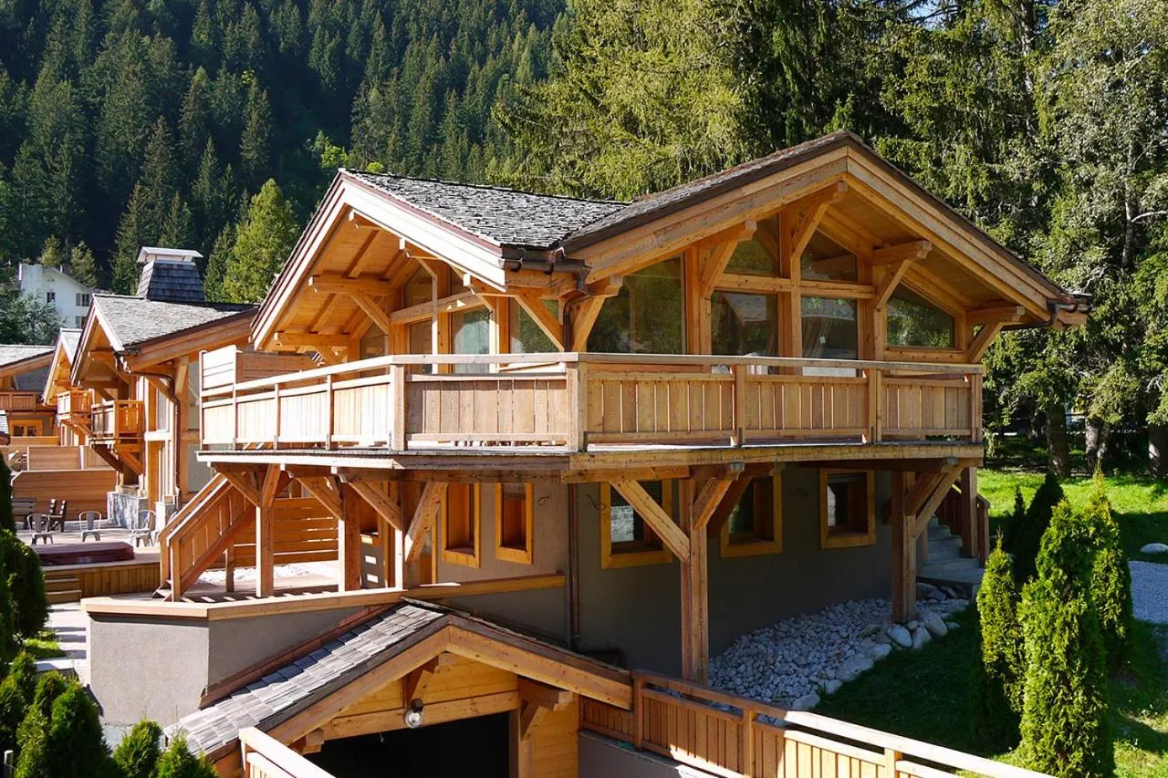 Property building in Les Rives d'Argentière