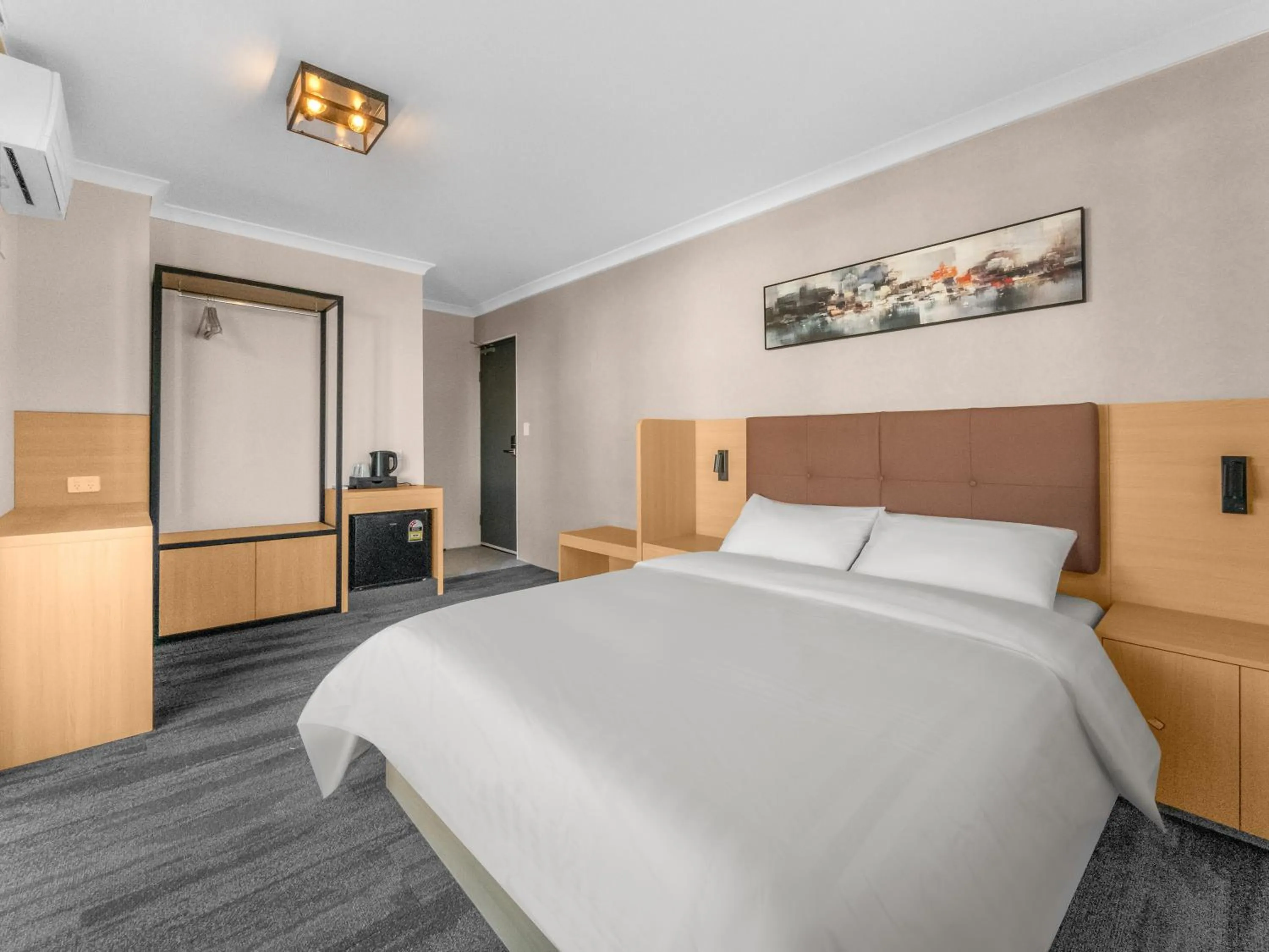 Bedroom, Bed in Spring Hill Inn