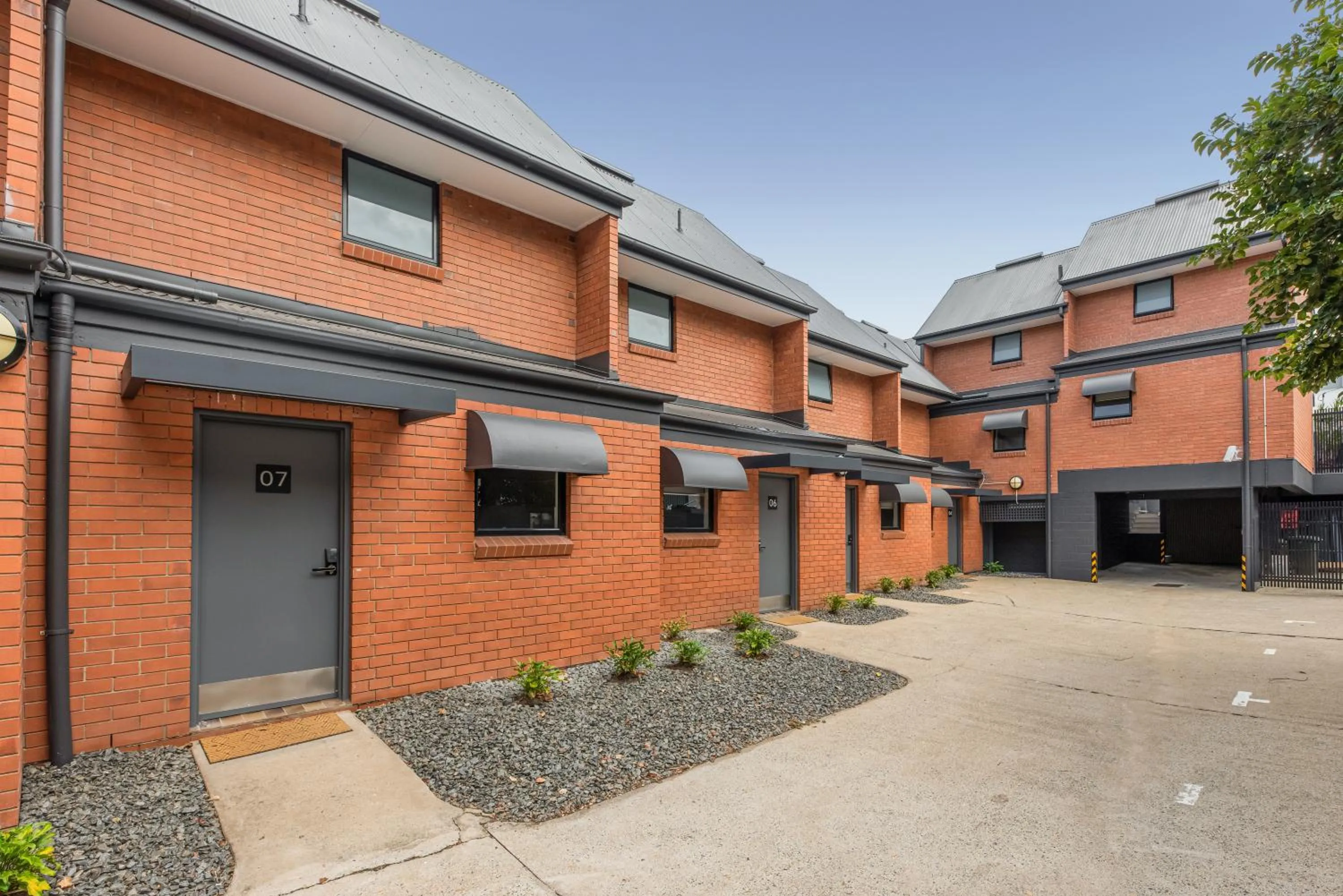 Property building in Spring Hill Inn