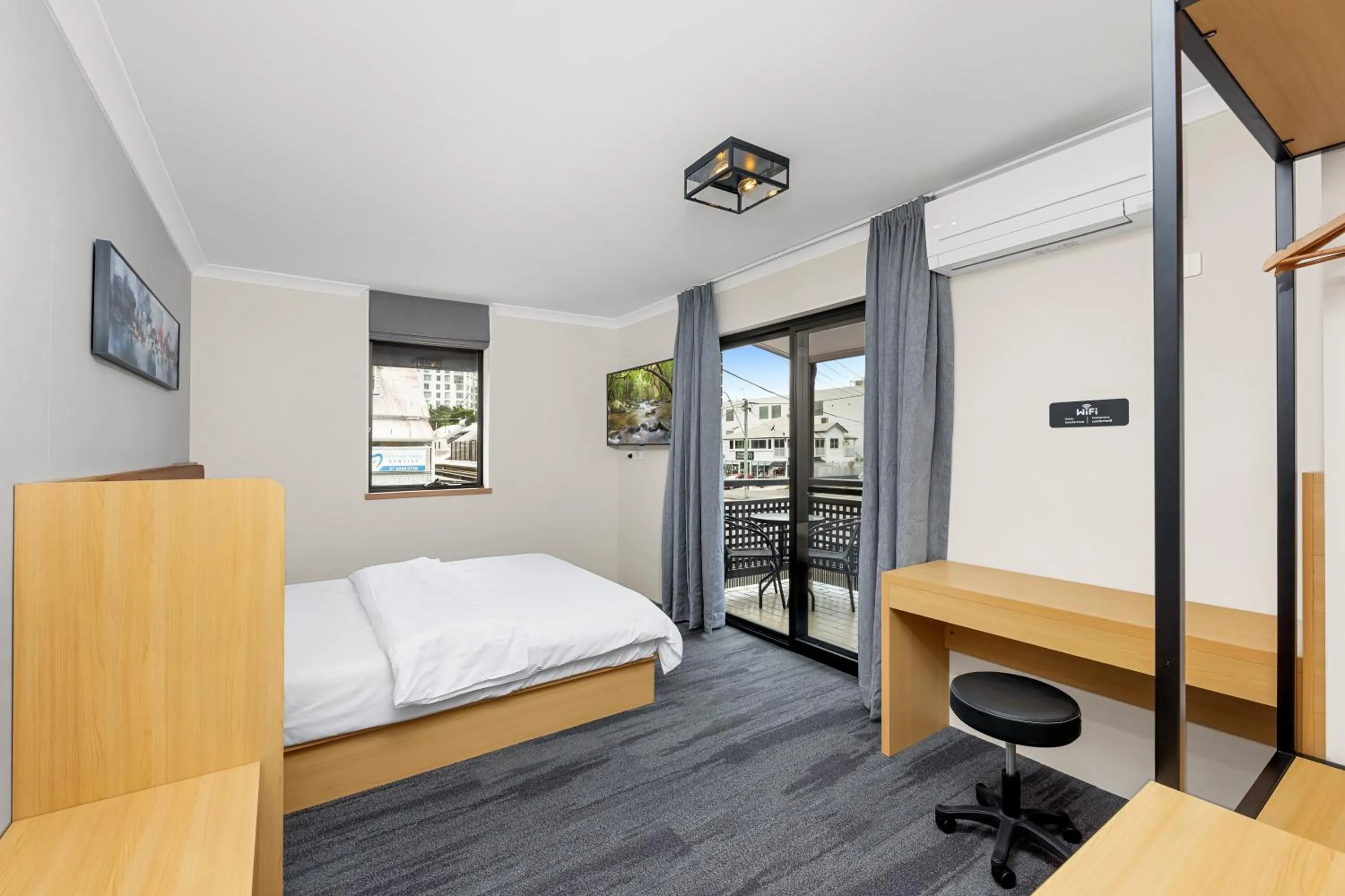 Bed in Spring Hill Inn