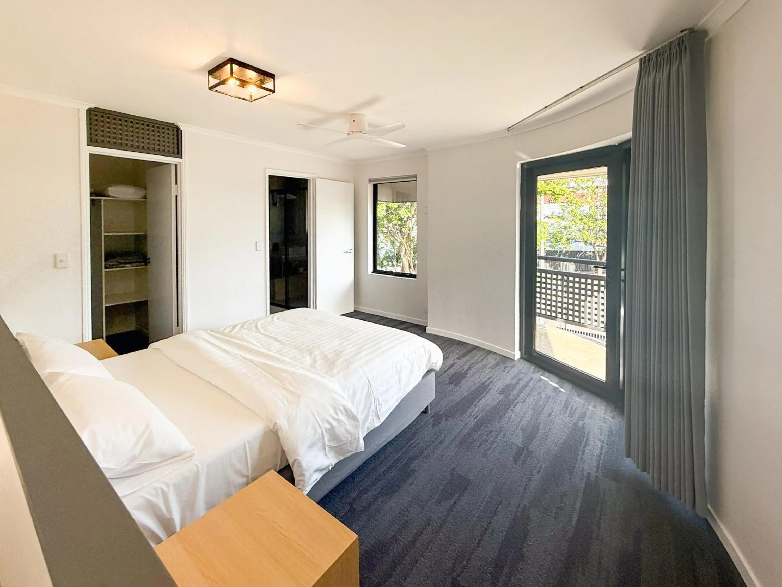 Bedroom, Bed in Spring Hill Inn