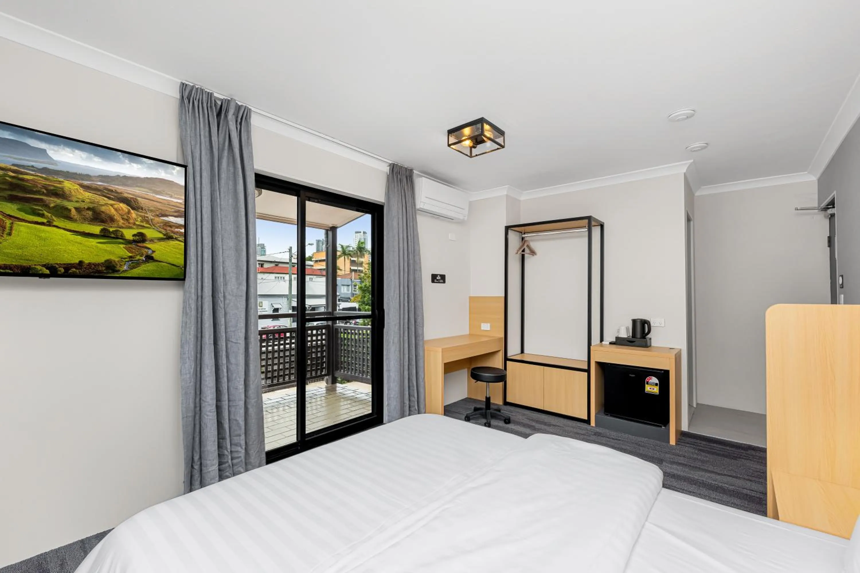 Bedroom, Bed in Spring Hill Inn