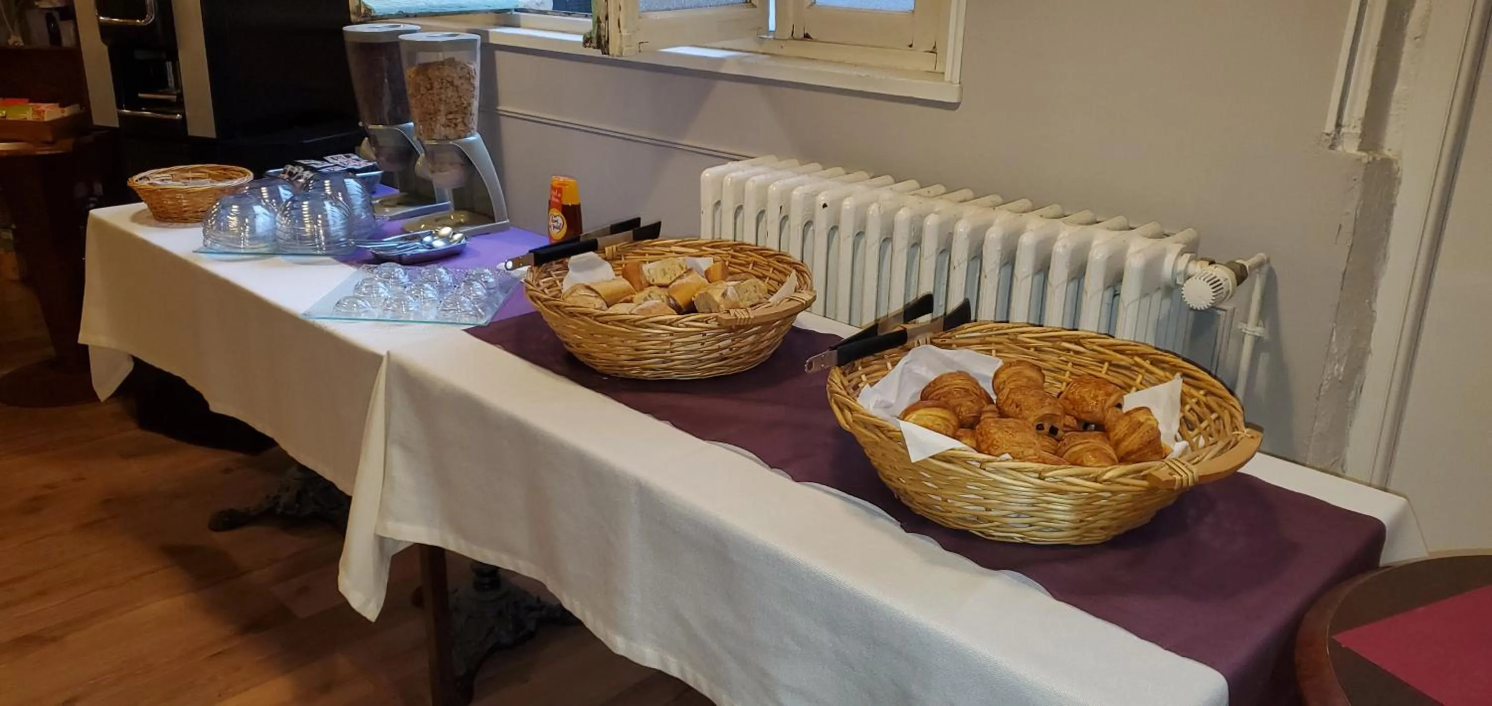 Breakfast in Hotel Bar Restaurant Saint Paul