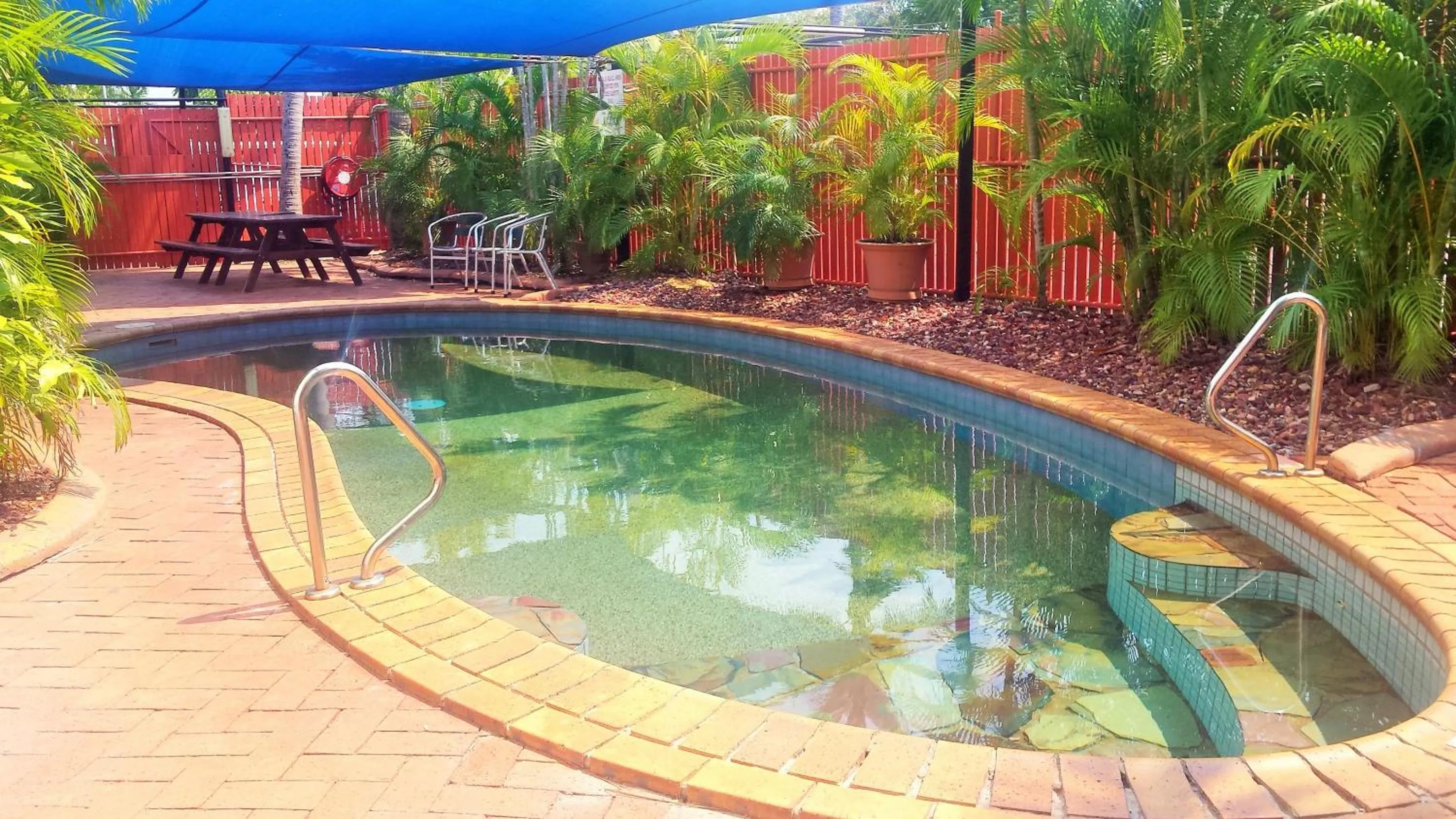 Swimming pool in Coconut Grove Holiday Apartments