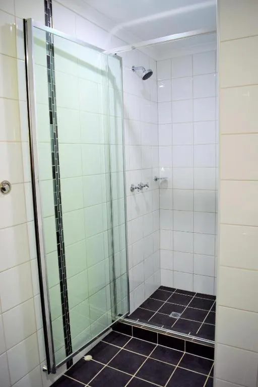 Shower in Coconut Grove Holiday Apartments