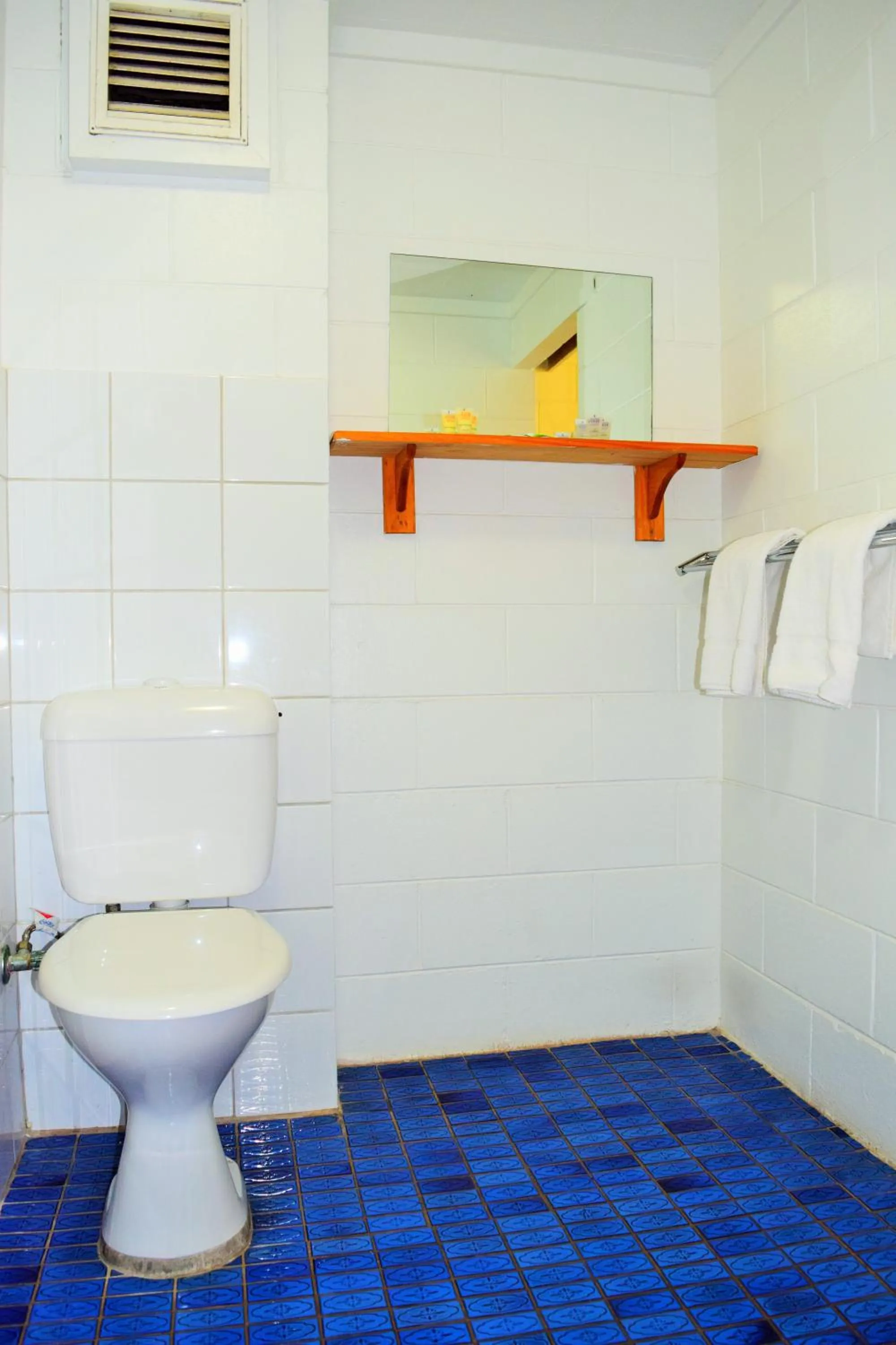 Toilet in Coconut Grove Holiday Apartments