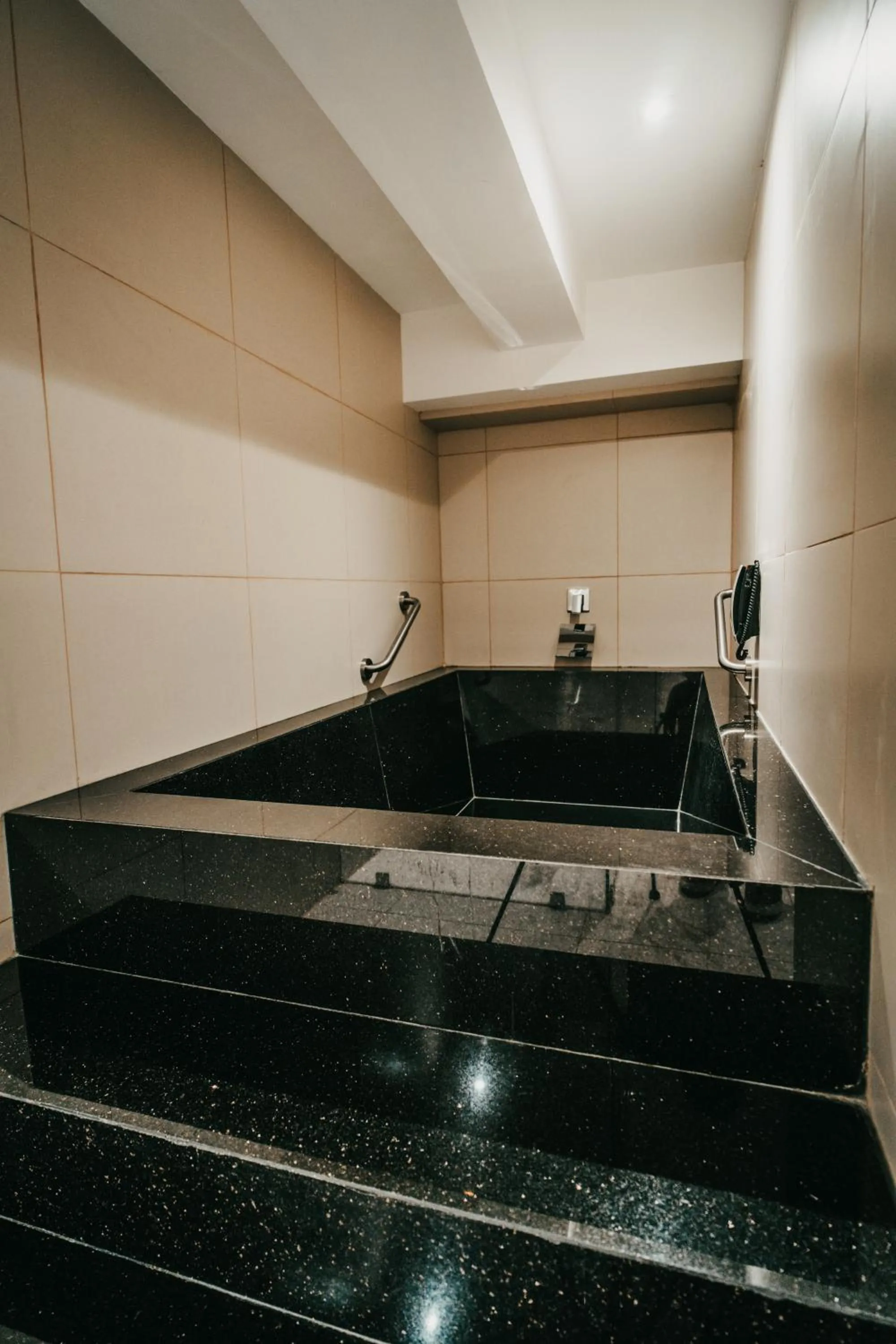 Bath in 1898 Hotel Colonia En Las Filipinas