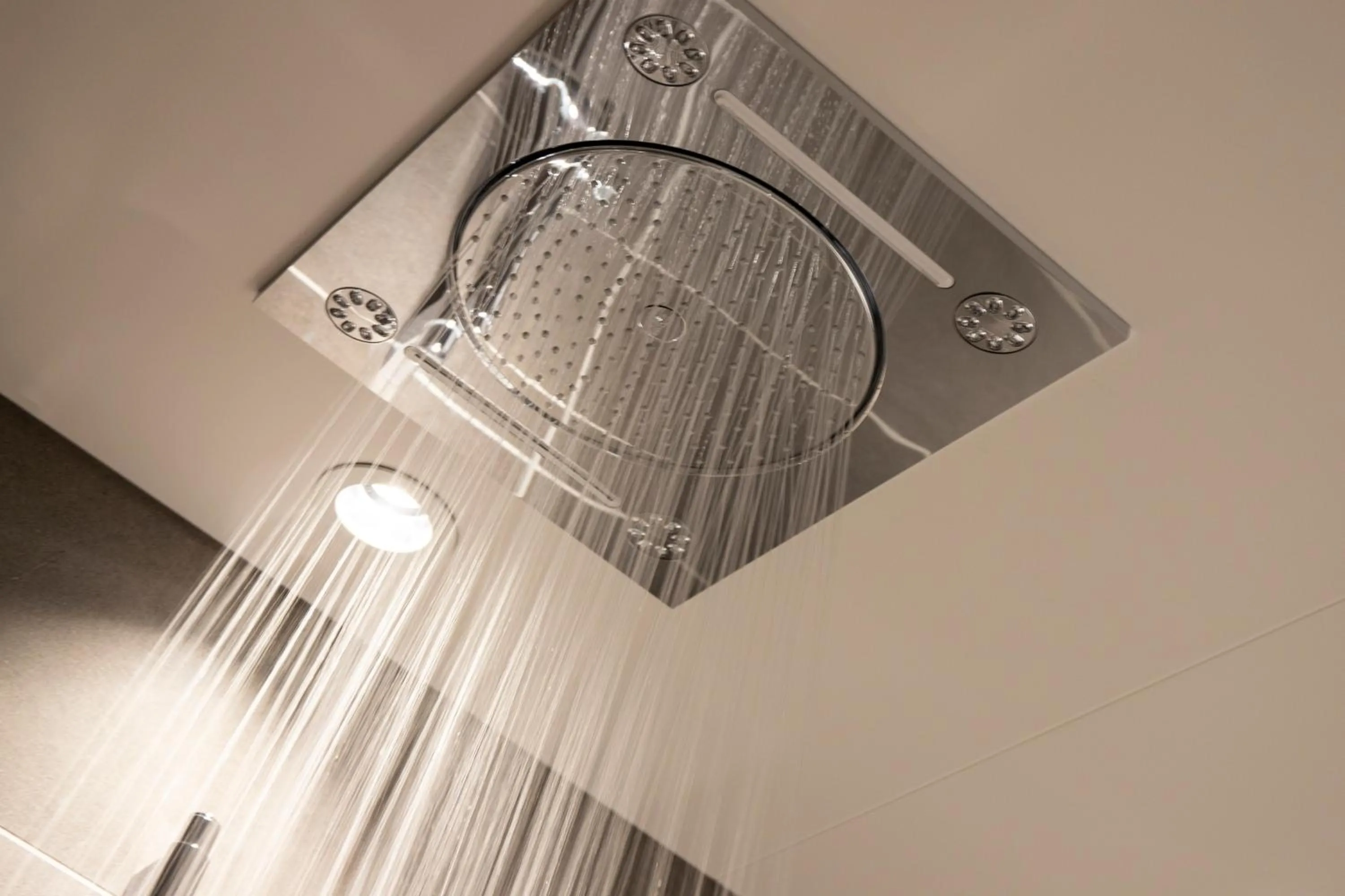 Shower in karaksa hotel premier Tokyo Ginza