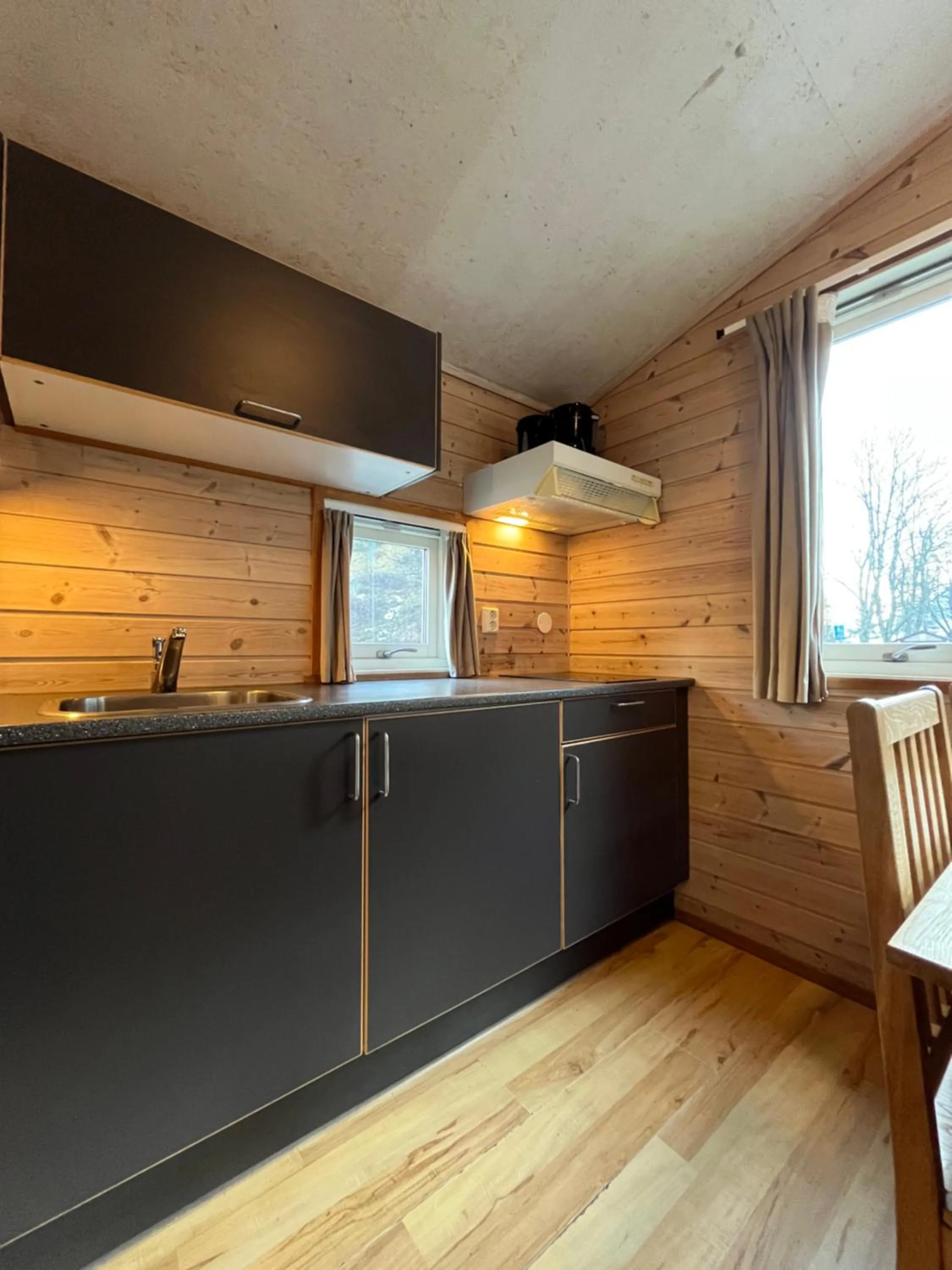 Cottage with Kitchenette and Private Bathroom in Trolltunga Camping